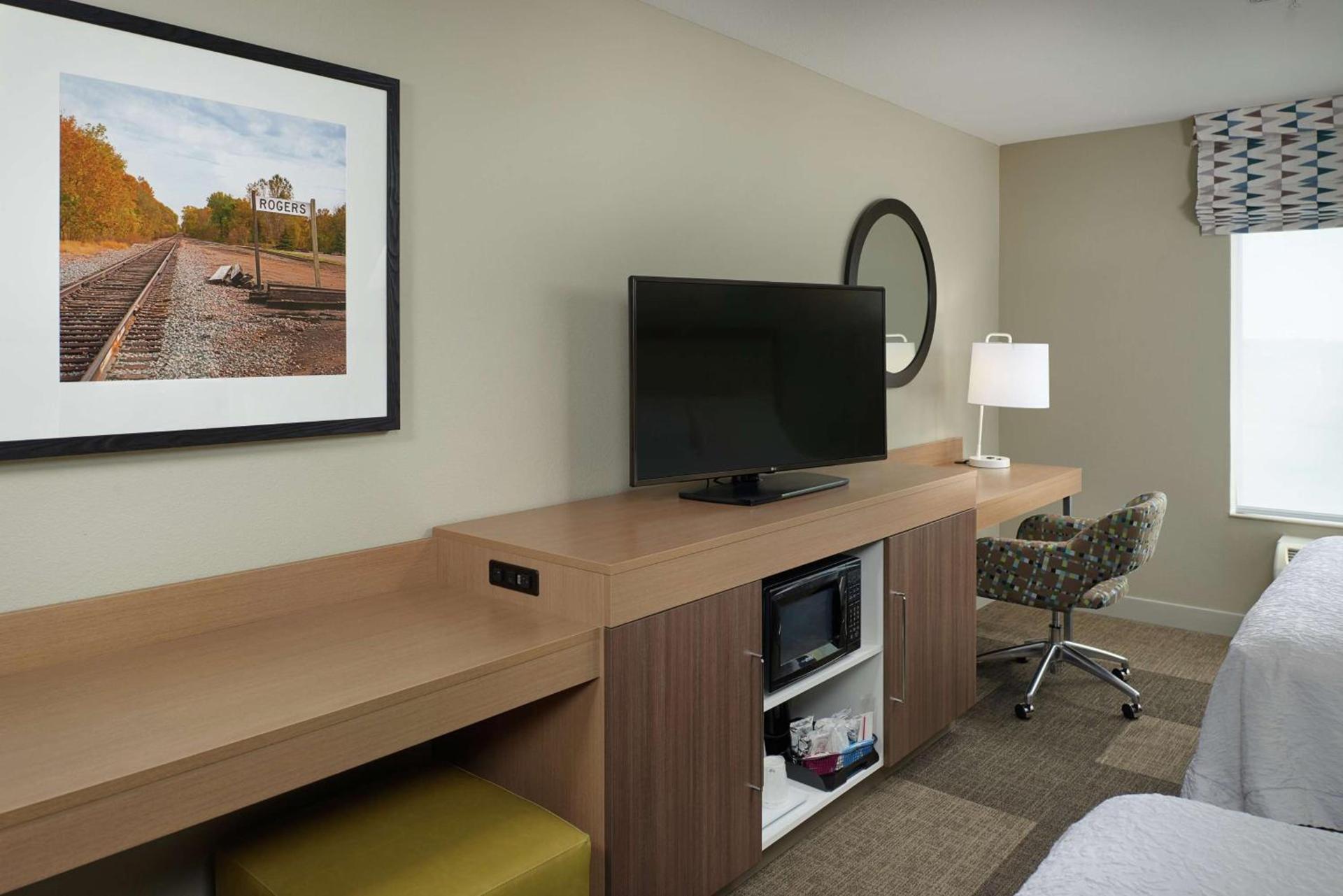 Hampton Inn & Suites Rogers photo 28