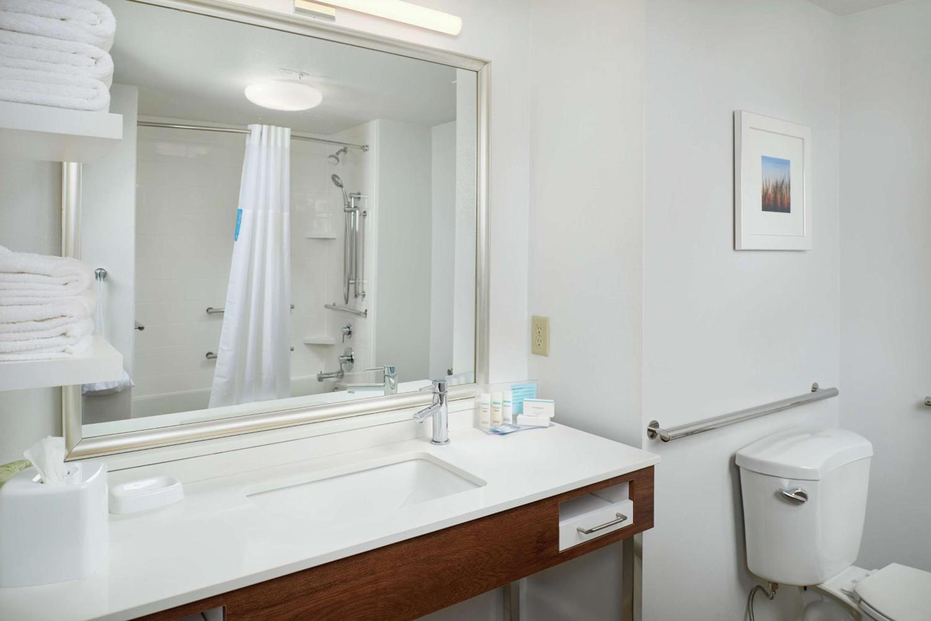 Hampton Inn & Suites Rogers photo 29