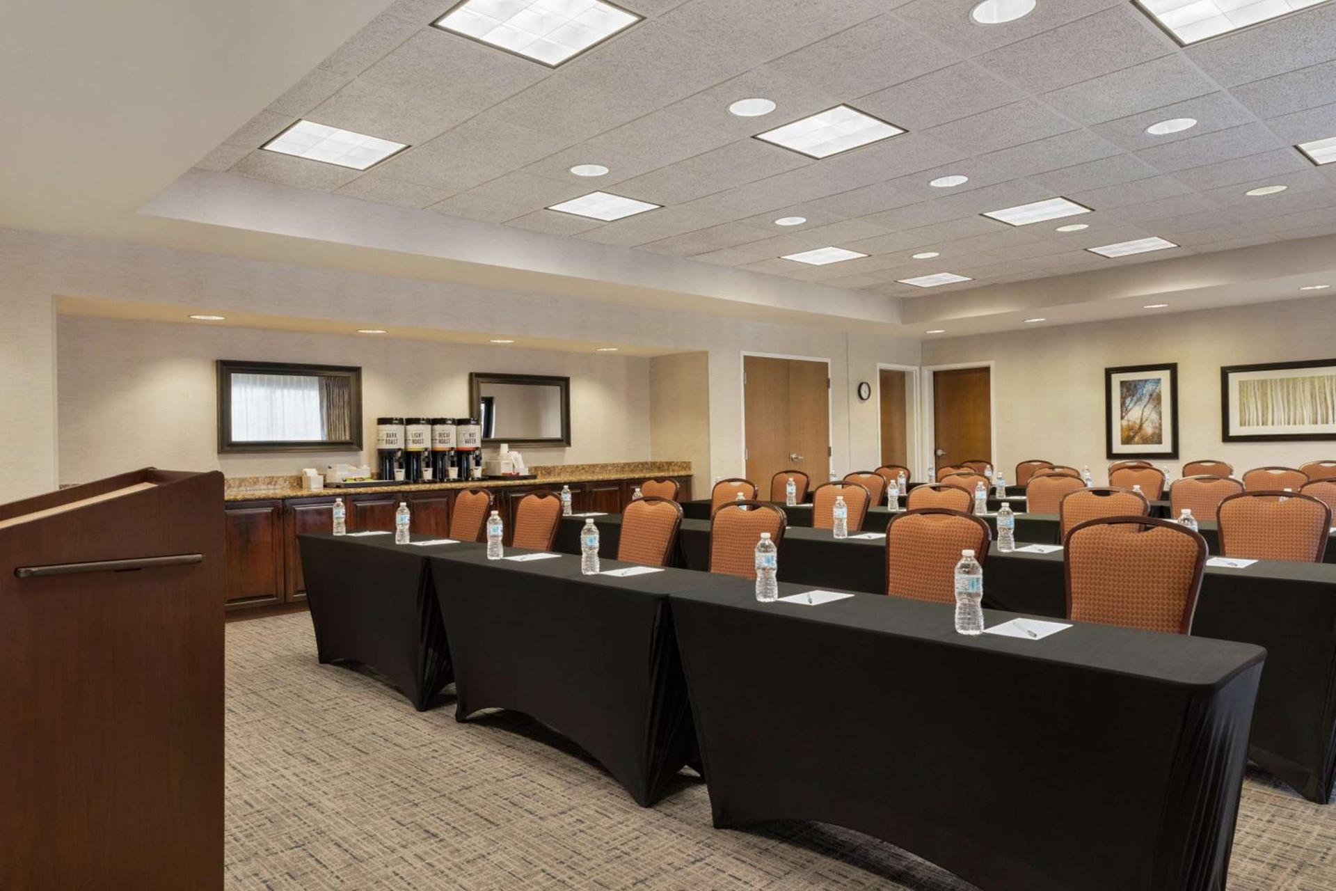 Hampton Inn & Suites Rogers photo 38