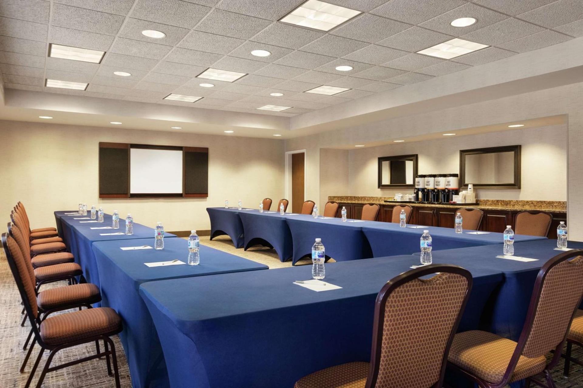 Hampton Inn & Suites Rogers photo 39