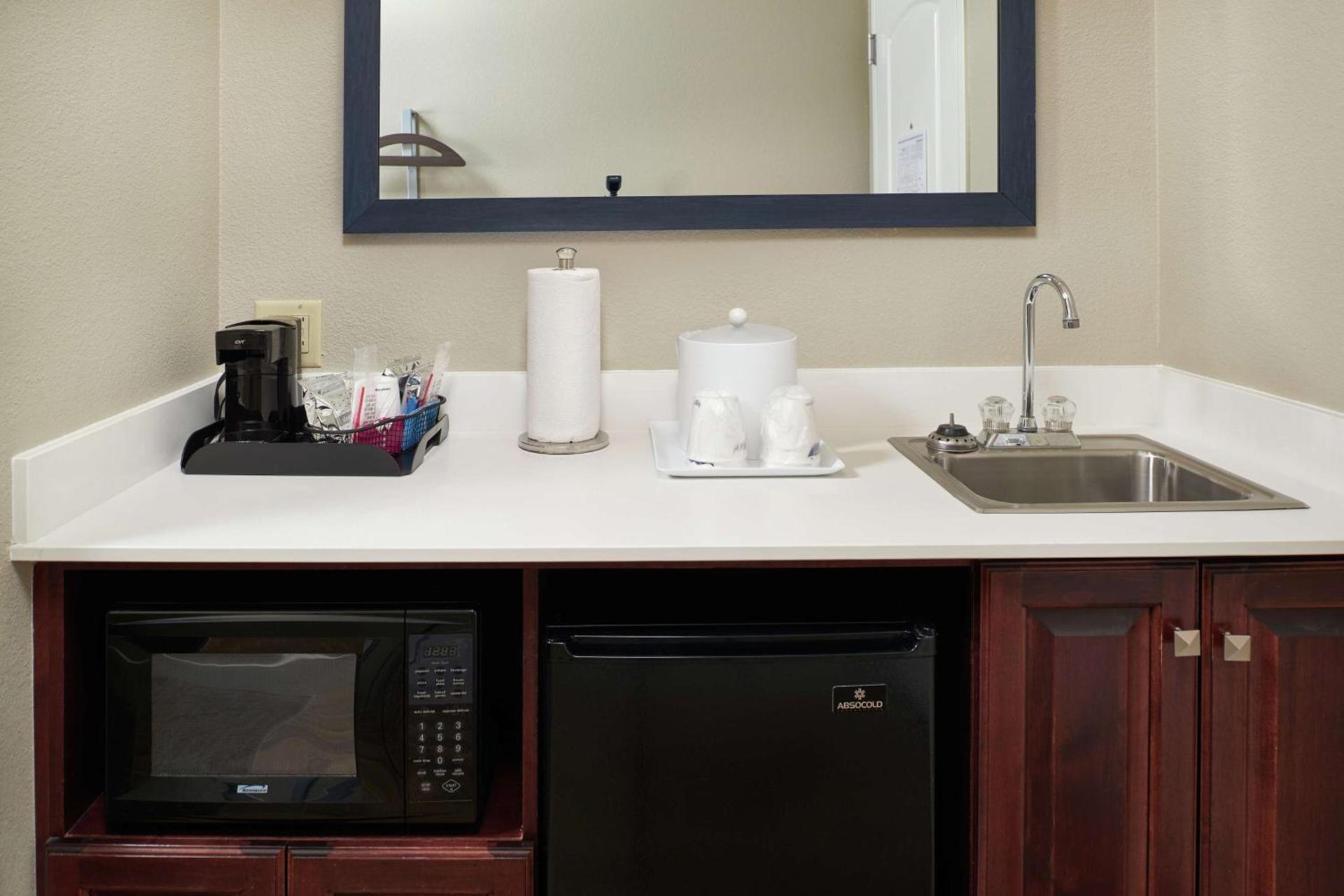 Hampton Inn & Suites Rogers photo 40