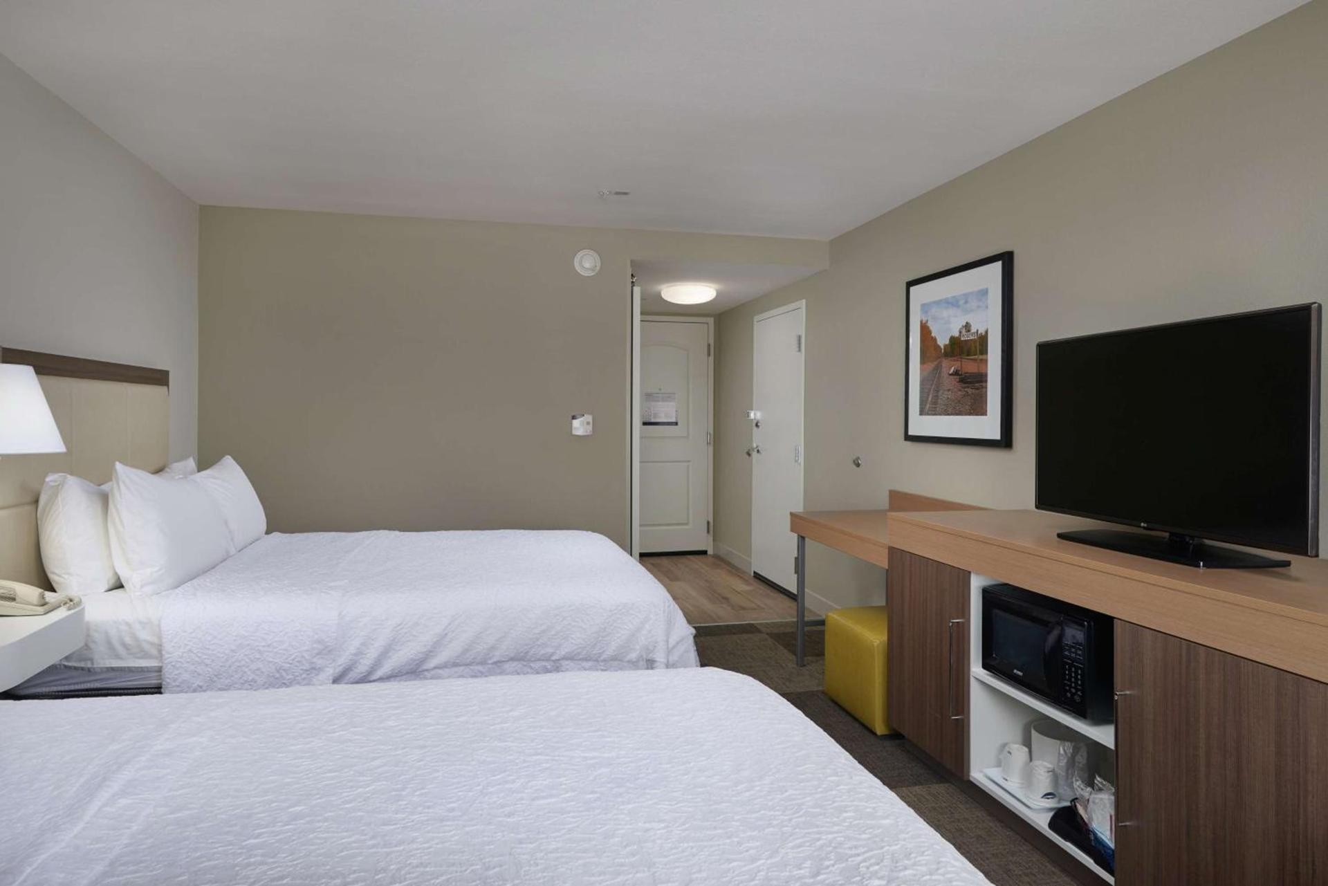 Hampton Inn & Suites Rogers photo 41