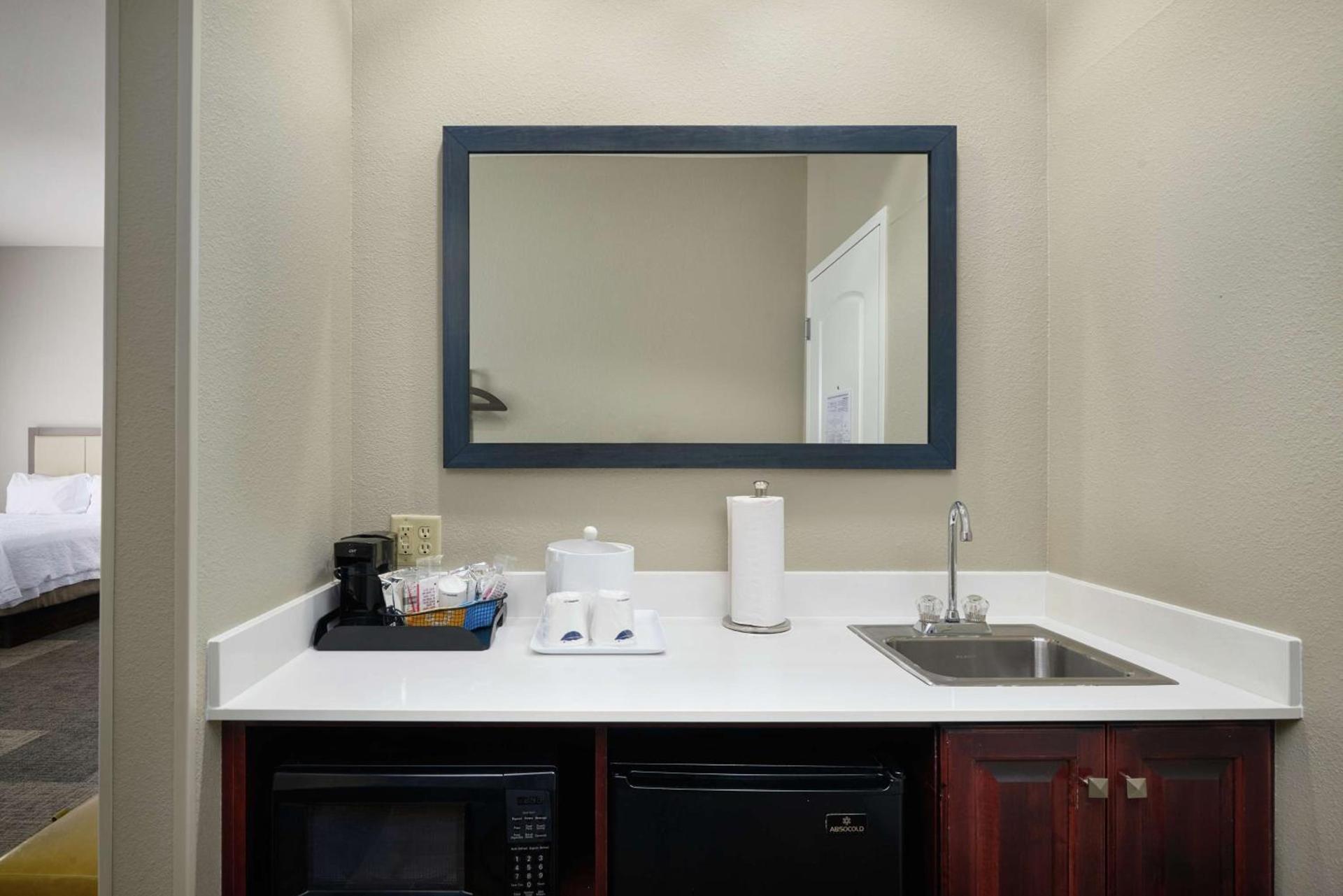 Hampton Inn & Suites Rogers photo 42