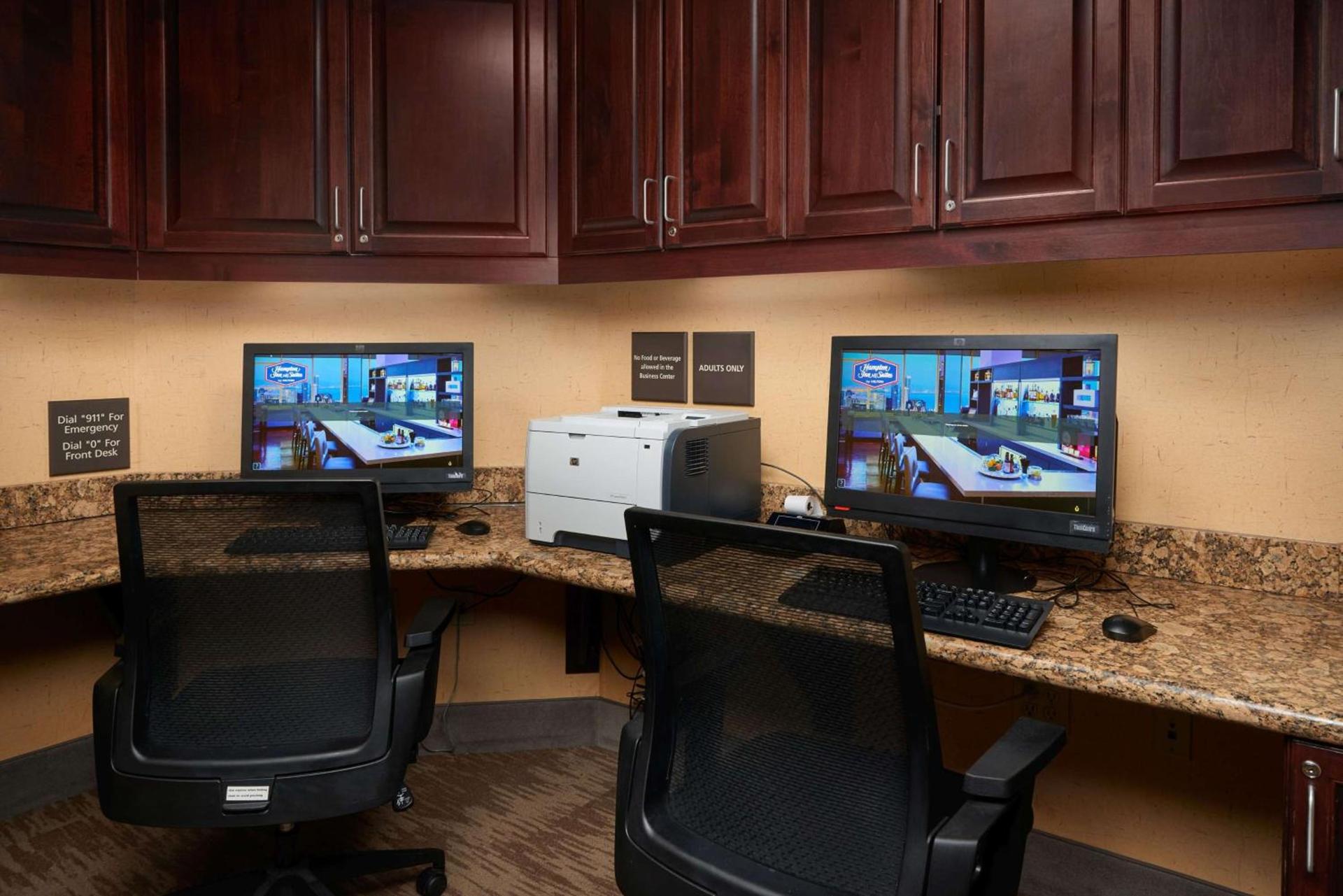 Hampton Inn & Suites Rogers photo 43