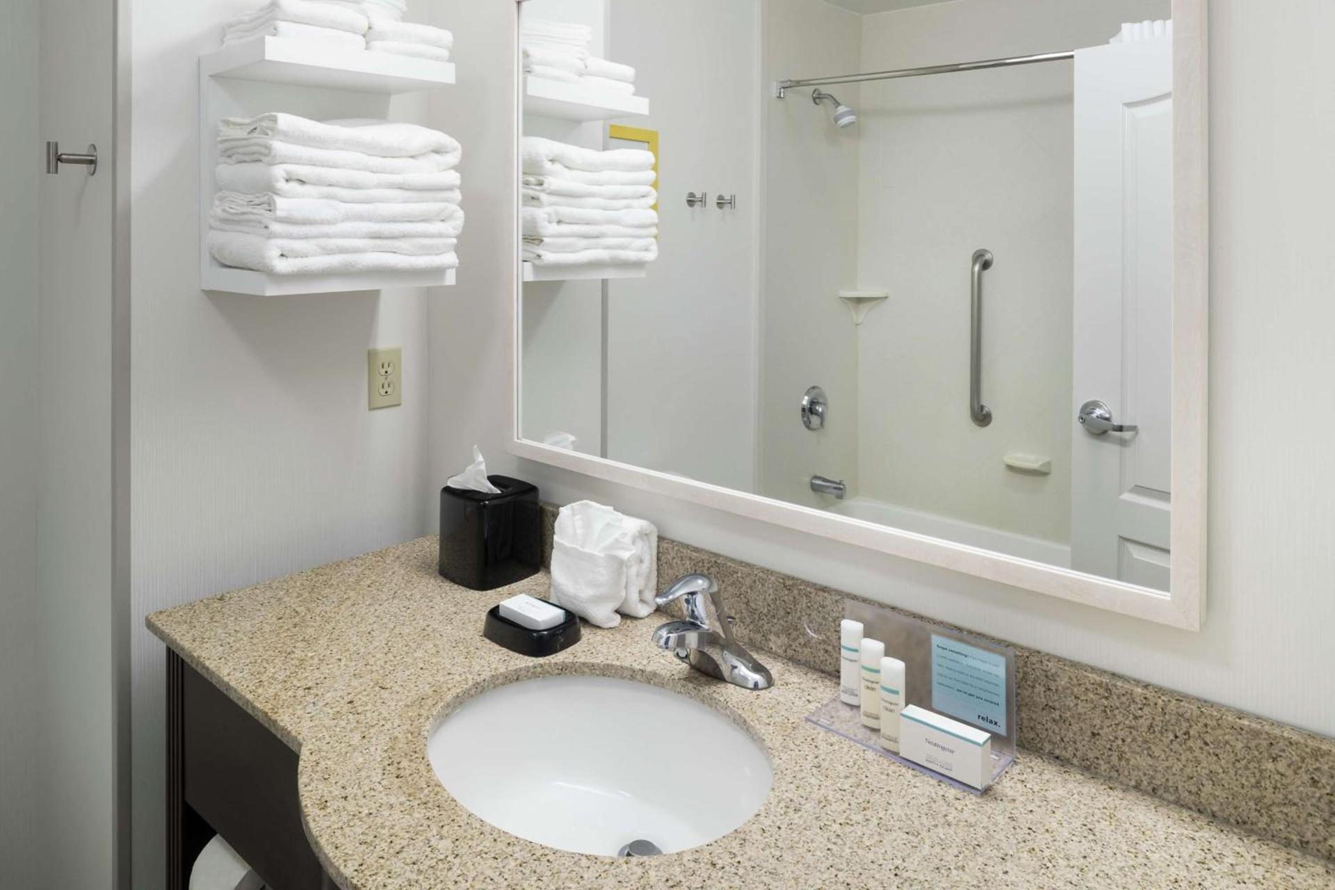 Hampton Inn & Suites Rochester-North photo 32