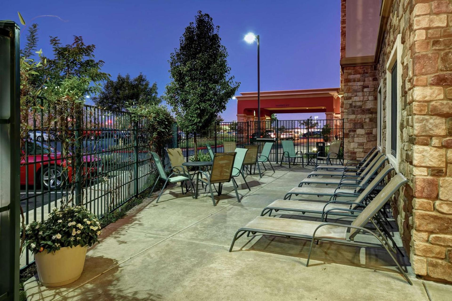 Hampton Inn & Suites Folsom photo 2