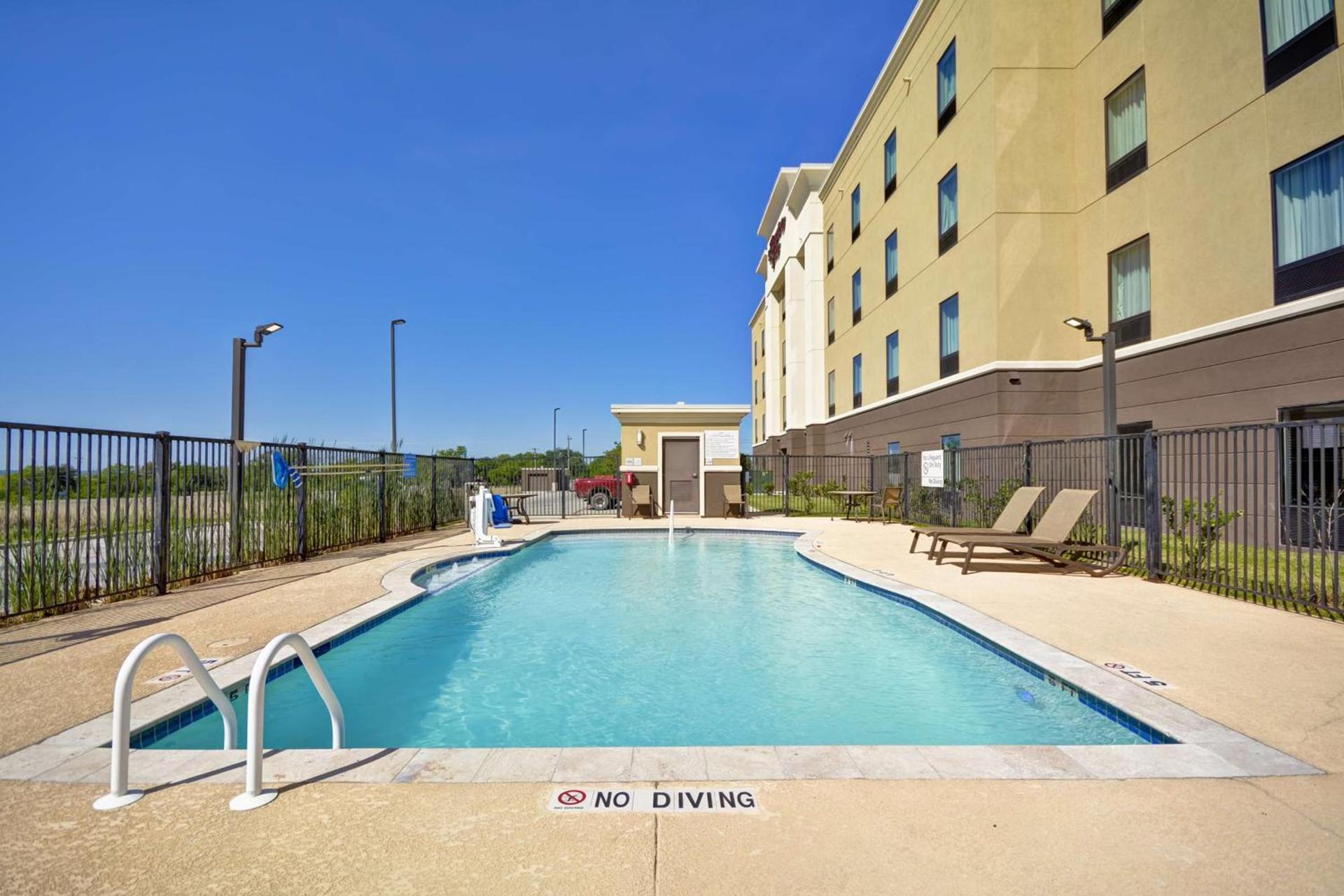 Hampton Inn Kenedy photo 7