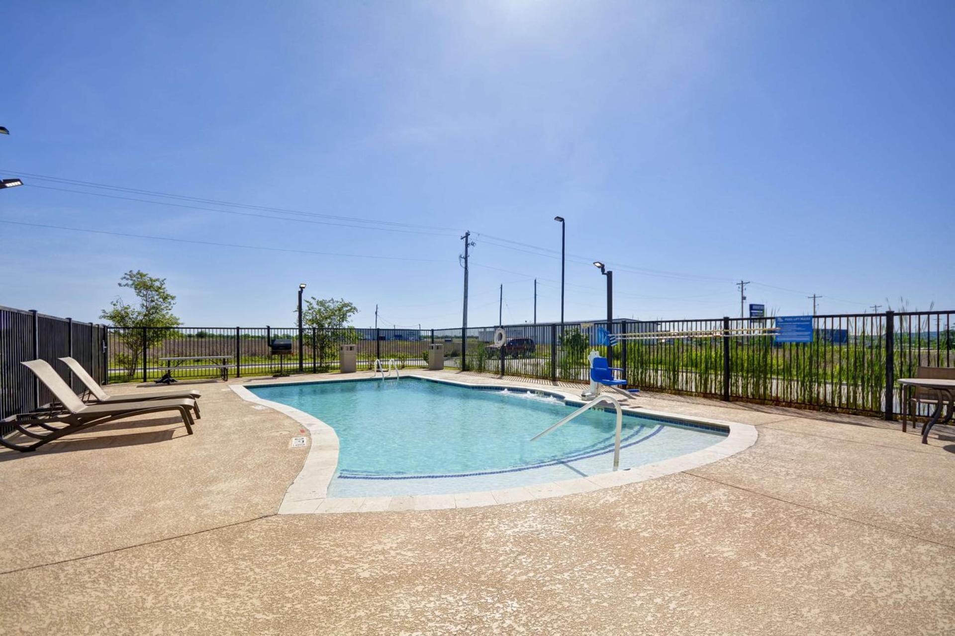 Hampton Inn Kenedy photo 8