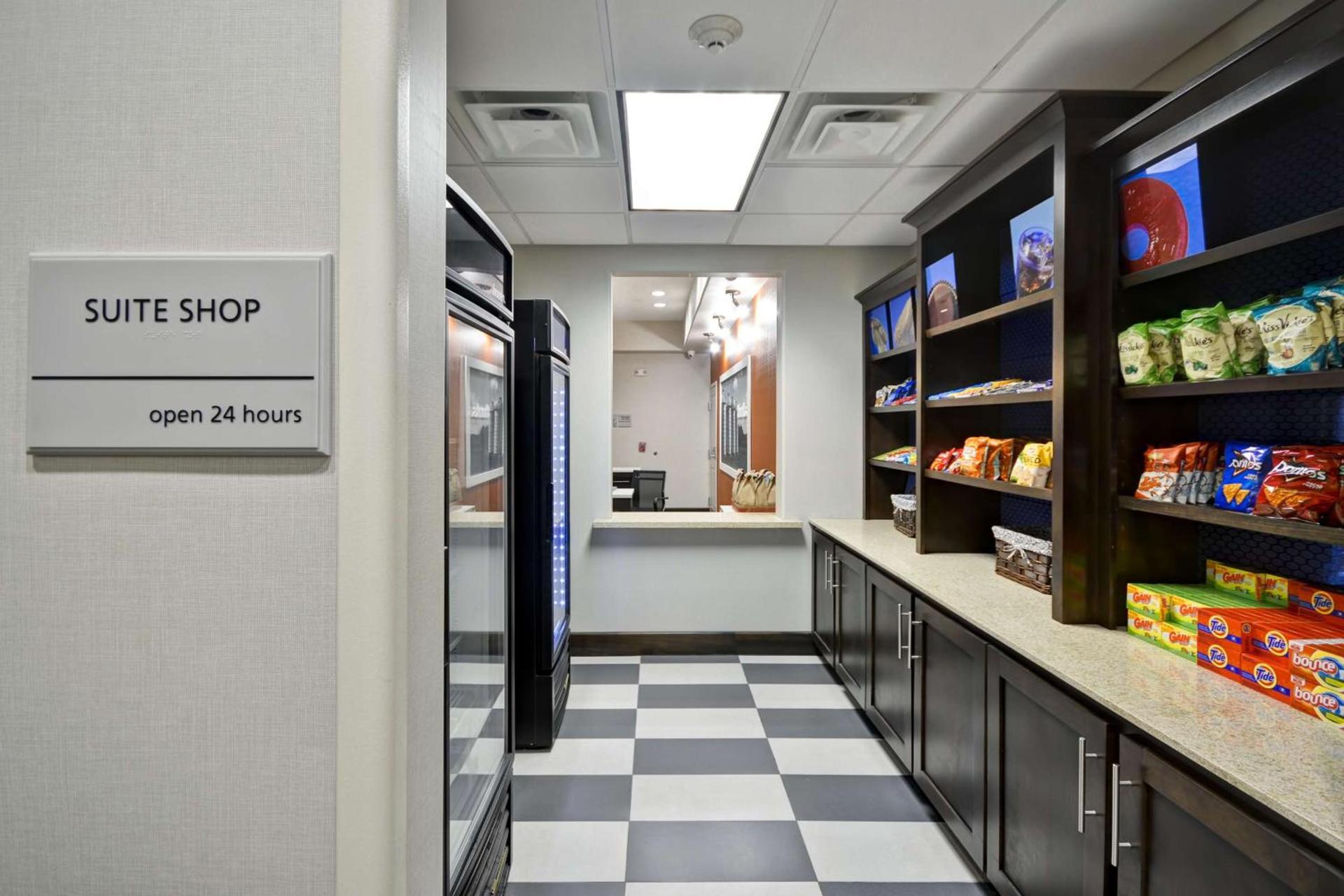 Hampton Inn Kenedy photo 12