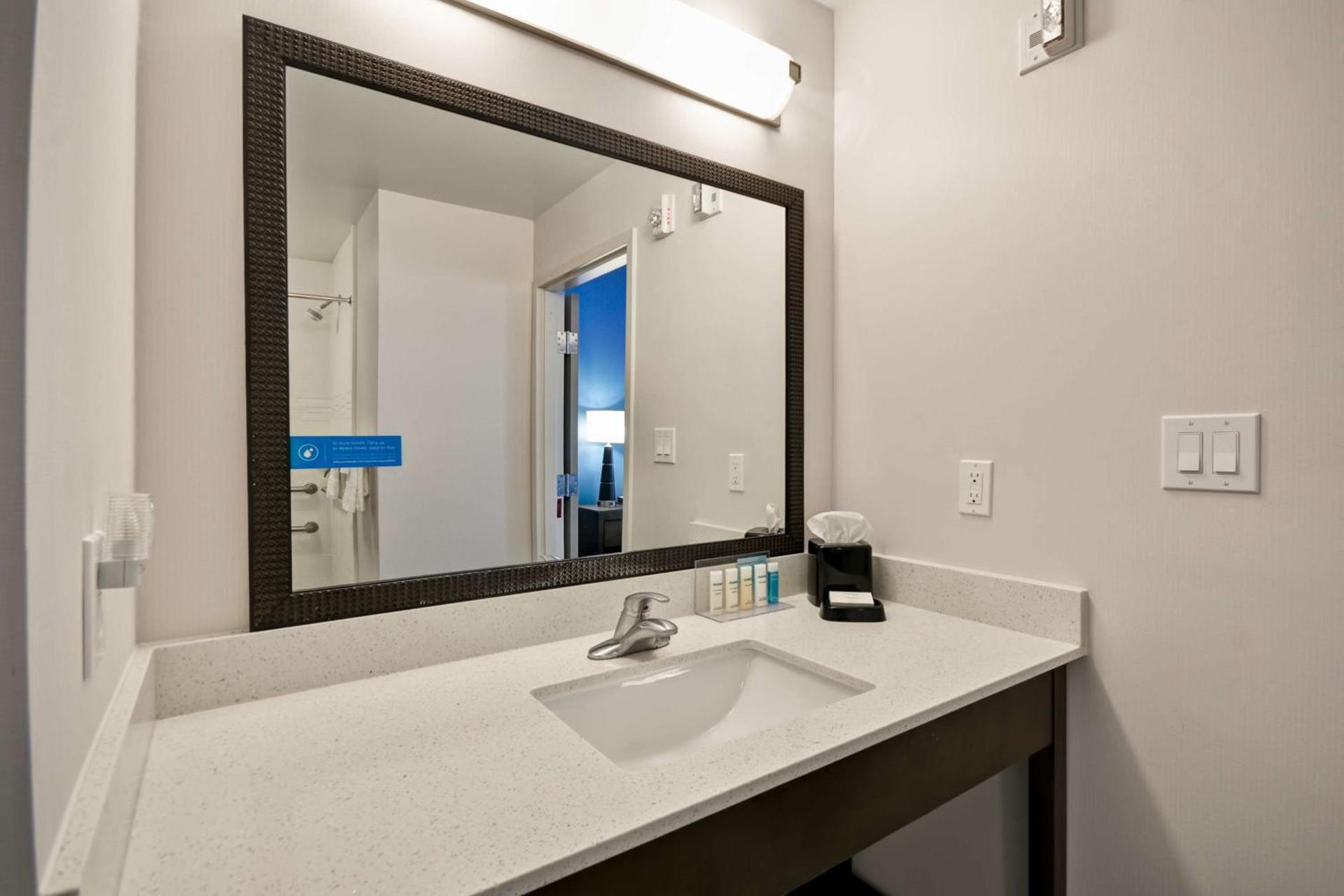 Hampton Inn Kenedy photo 18