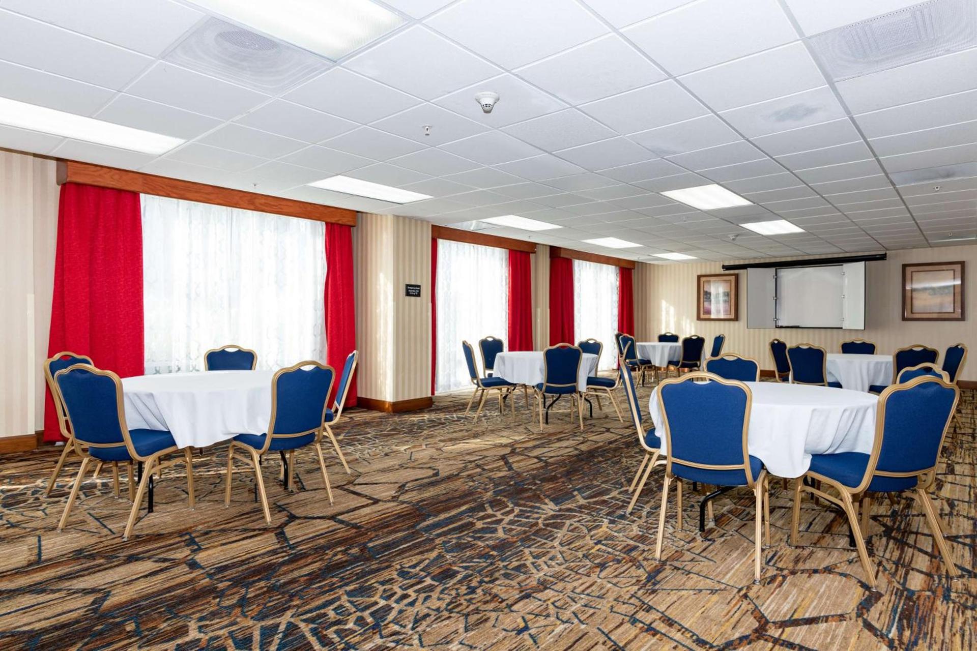 Hampton Inn & Suites Pittsburg photo 87