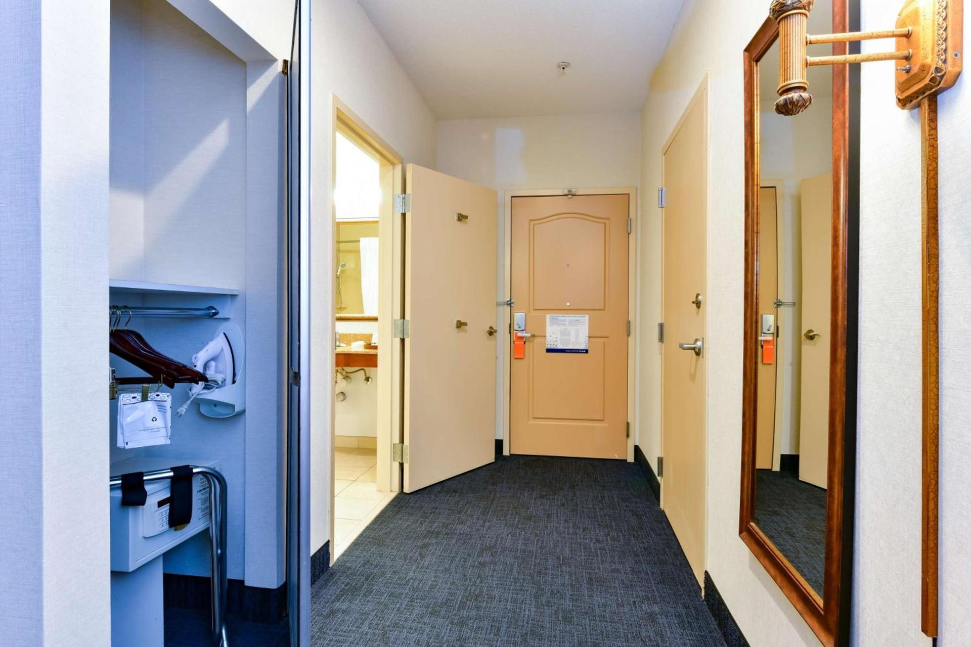 Hampton Inn & Suites Pittsburg photo 97