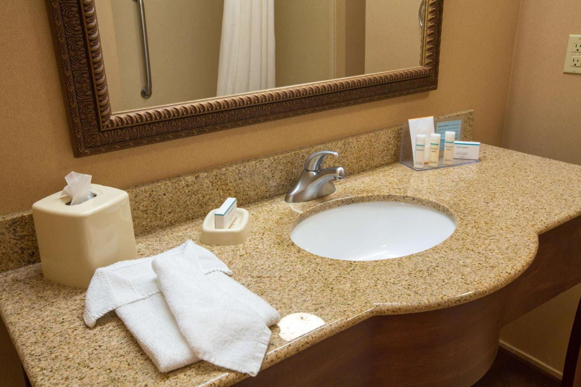 Hampton Inn Goshen photo 17