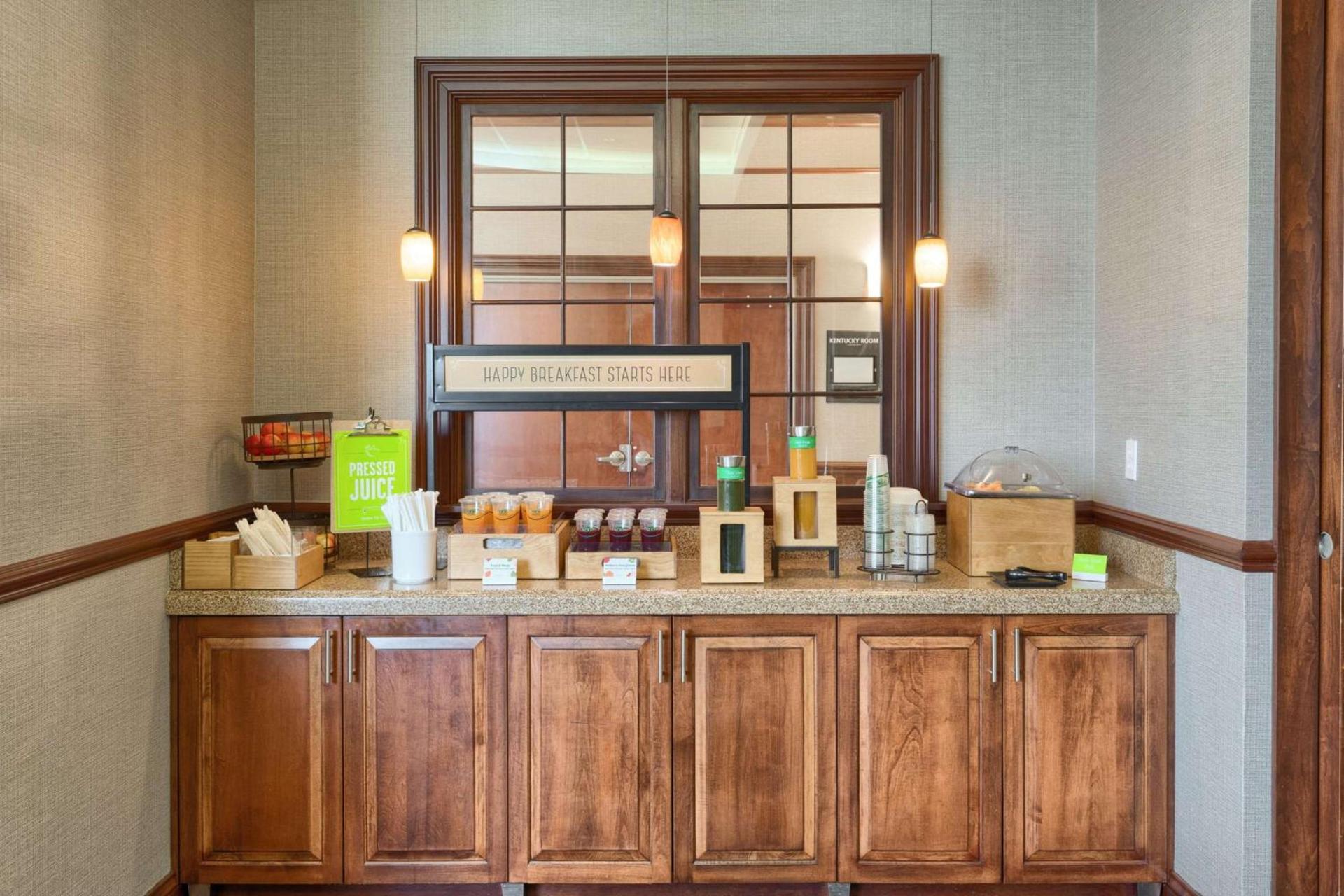 Hampton Inn Louisville Northeast photo 15