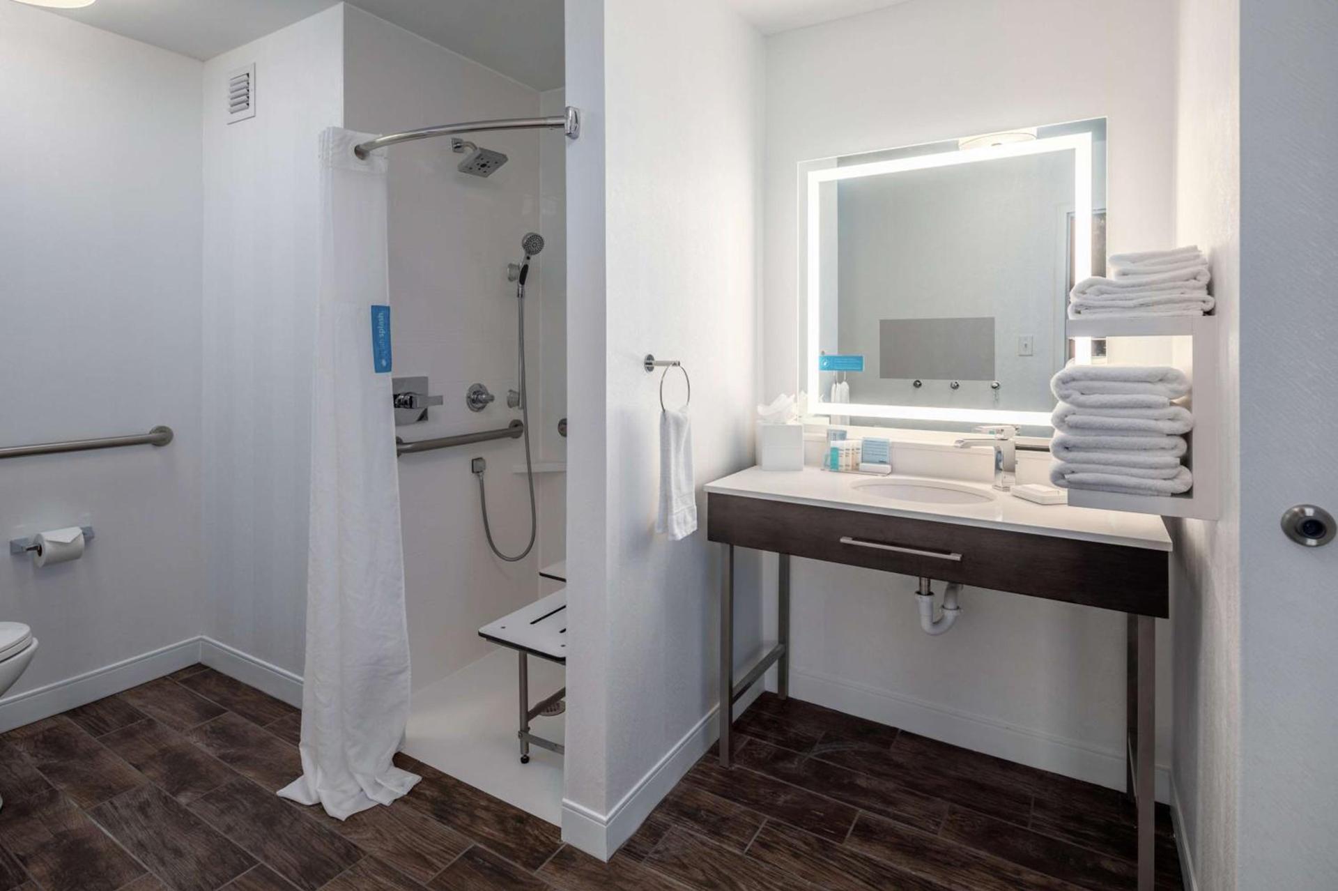 Hampton Inn Louisville Northeast photo 25