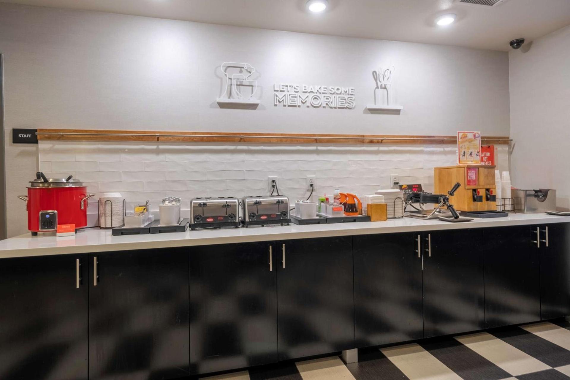 Hampton Inn & Suites DuPont photo 8