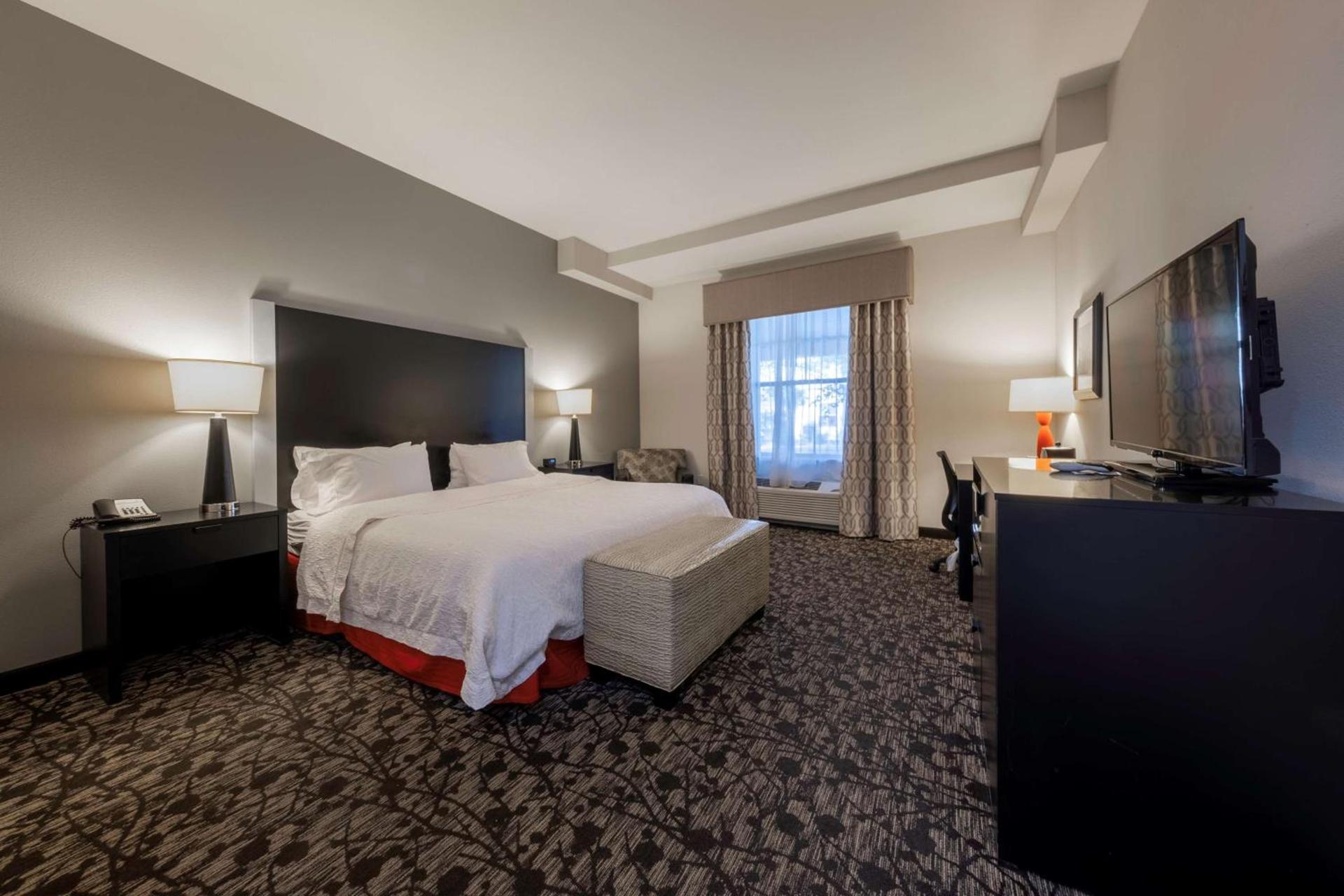 Hampton Inn & Suites DuPont photo 18