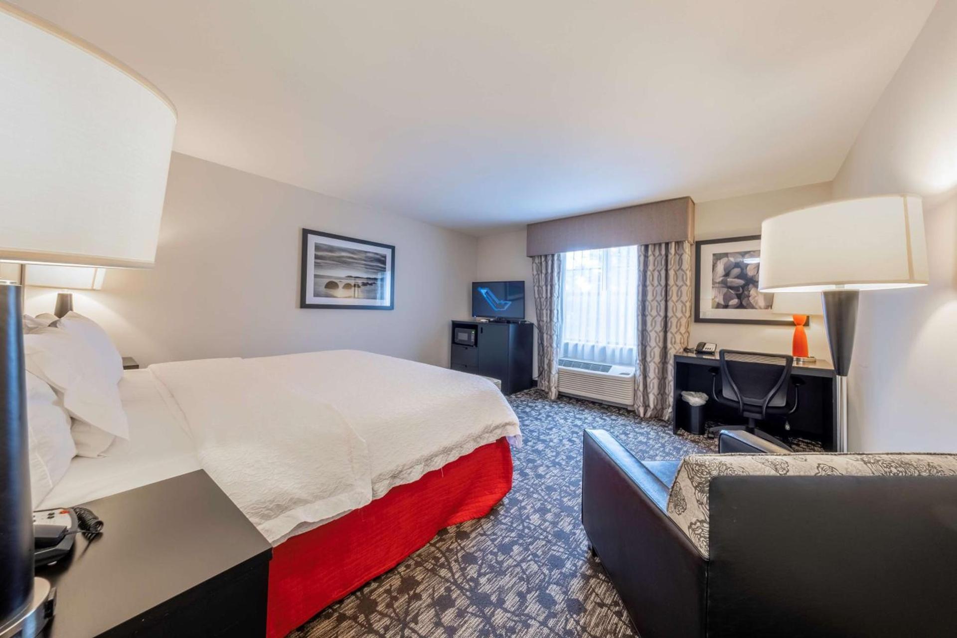 Hampton Inn & Suites DuPont photo 21