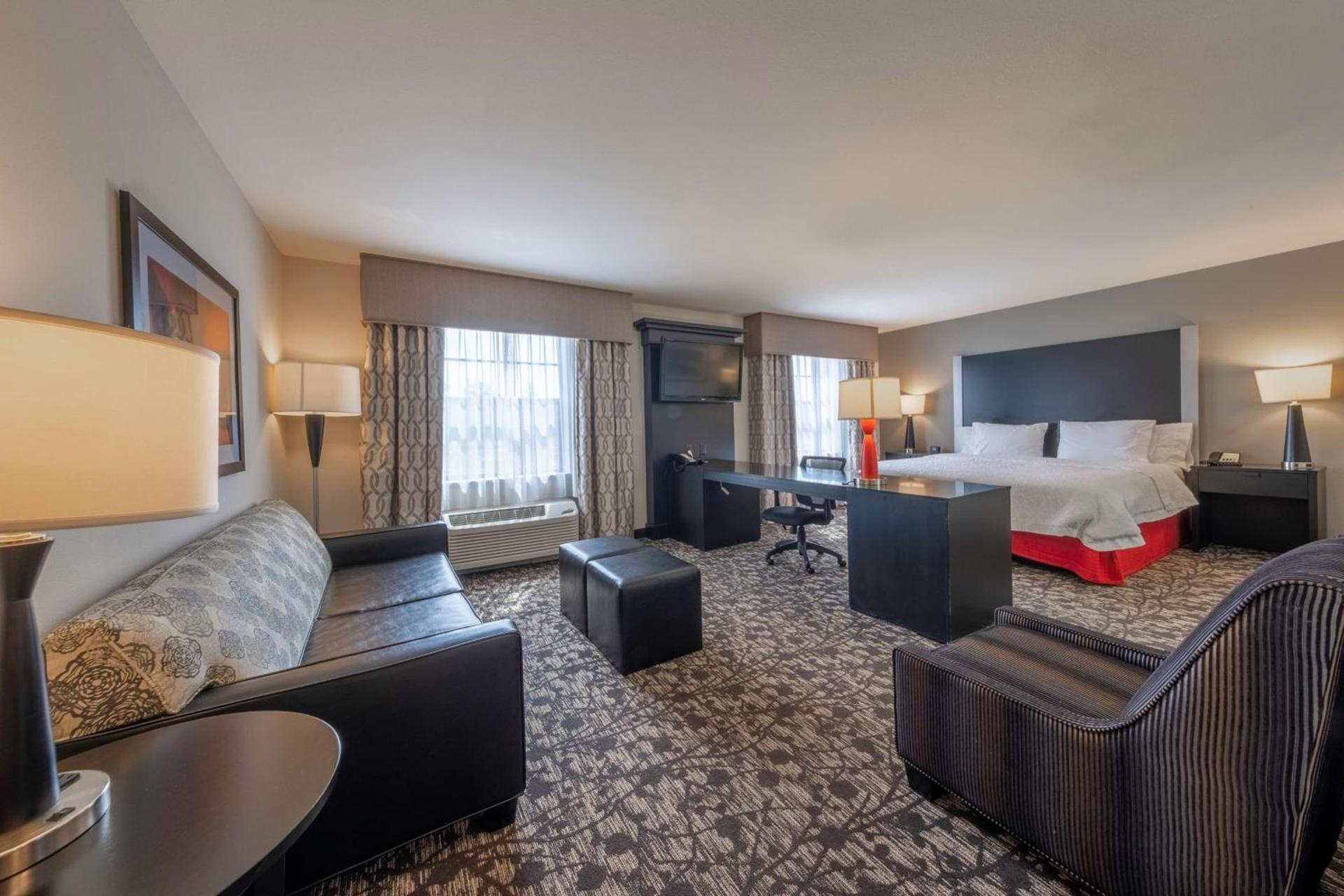 Hampton Inn & Suites DuPont photo 26