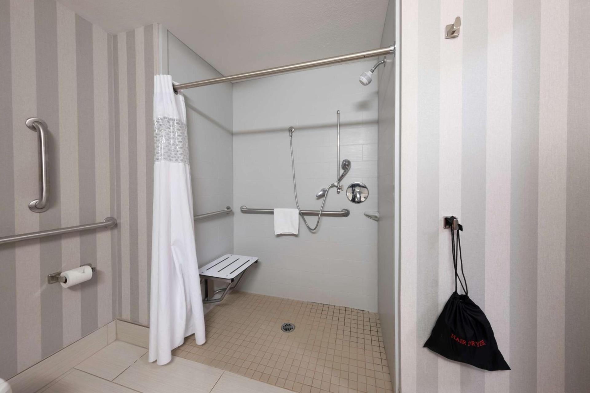 Hampton Inn & Suites DuPont photo 29