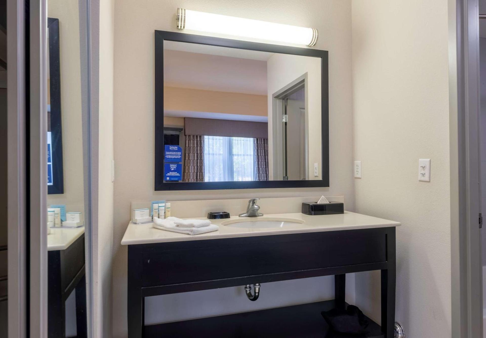 Hampton Inn & Suites DuPont photo 34