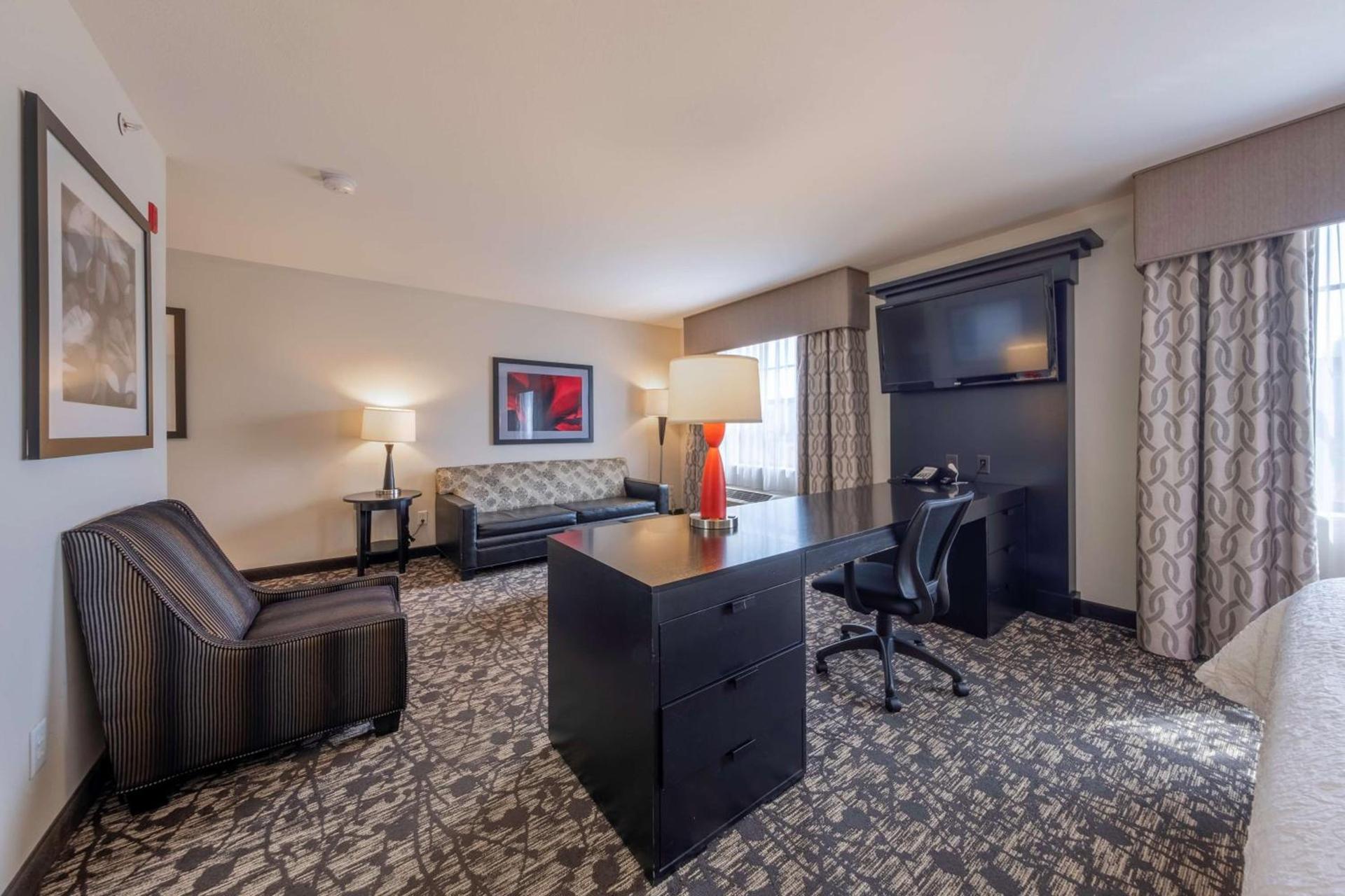 Hampton Inn & Suites DuPont photo 35