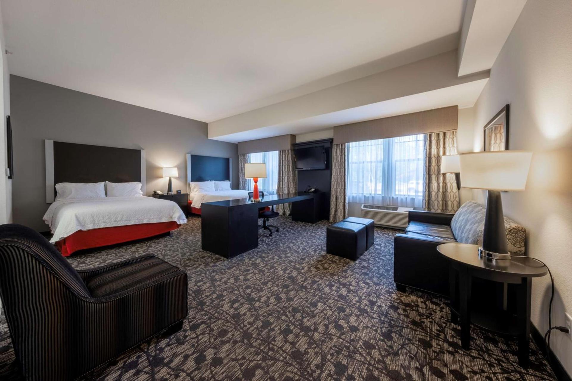 Hampton Inn & Suites DuPont photo 36