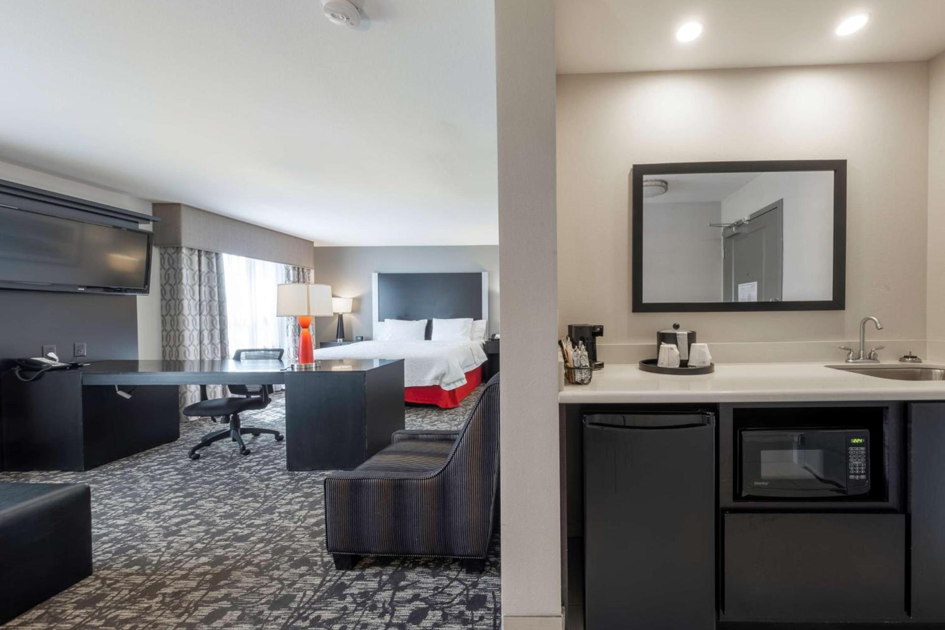 Hampton Inn & Suites DuPont photo 38