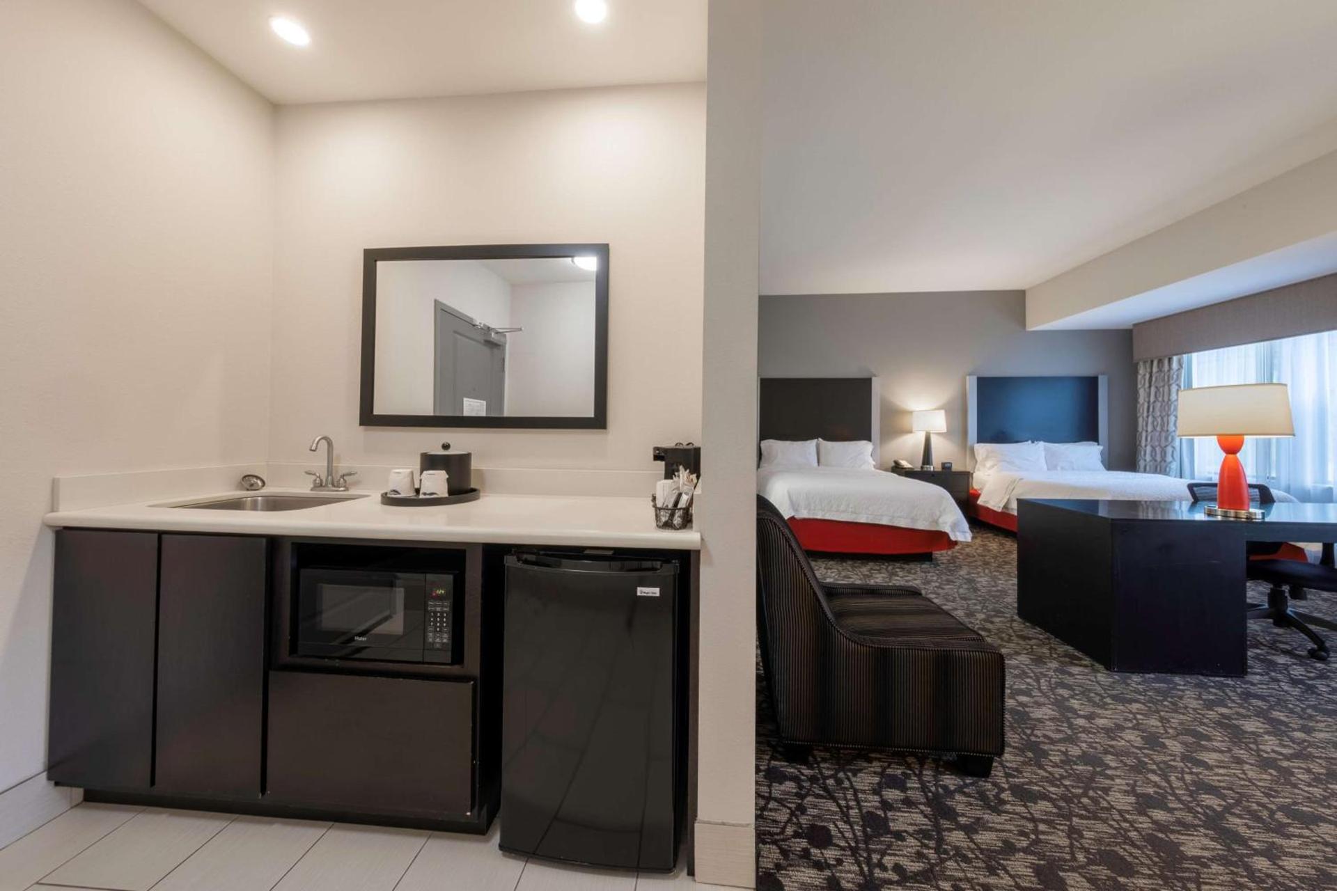 Hampton Inn & Suites DuPont photo 40