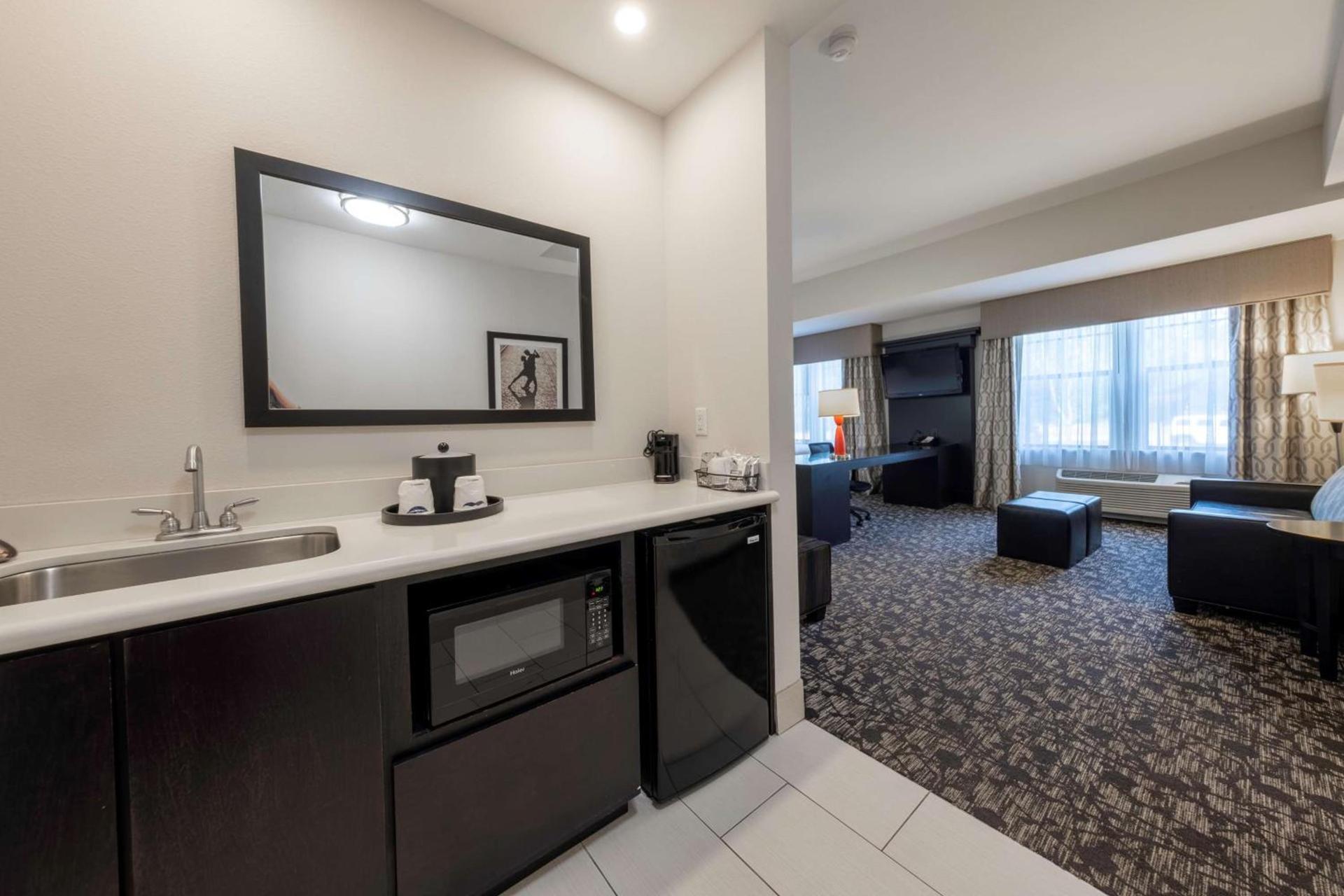 Hampton Inn & Suites DuPont photo 41