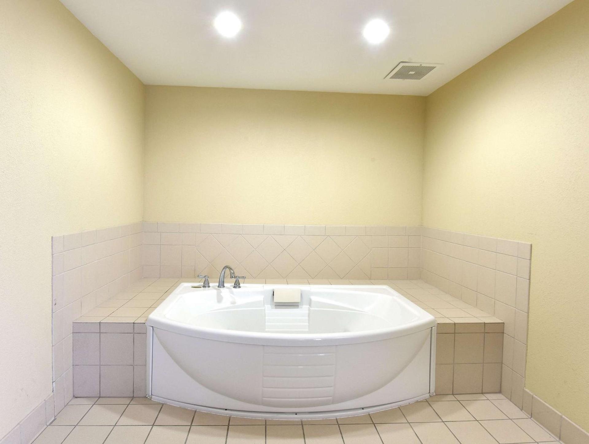 Hampton Inn Selma photo 14