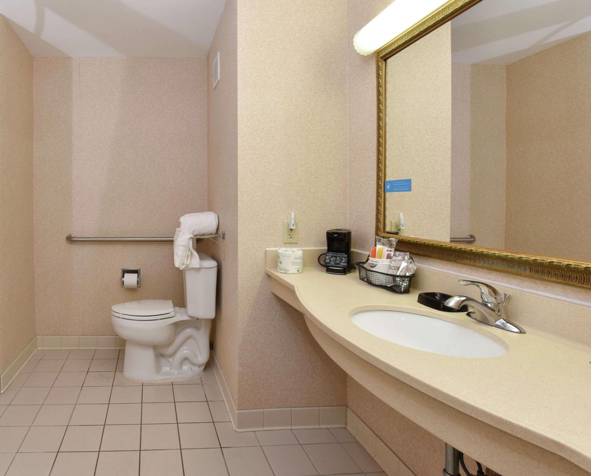 Hampton Inn Selma photo 35