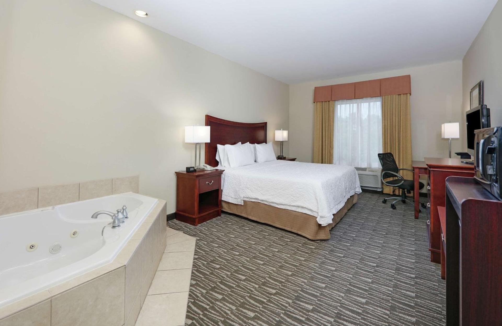 Hampton Inn & Suites Southern Pines-Pinehurst photo 25