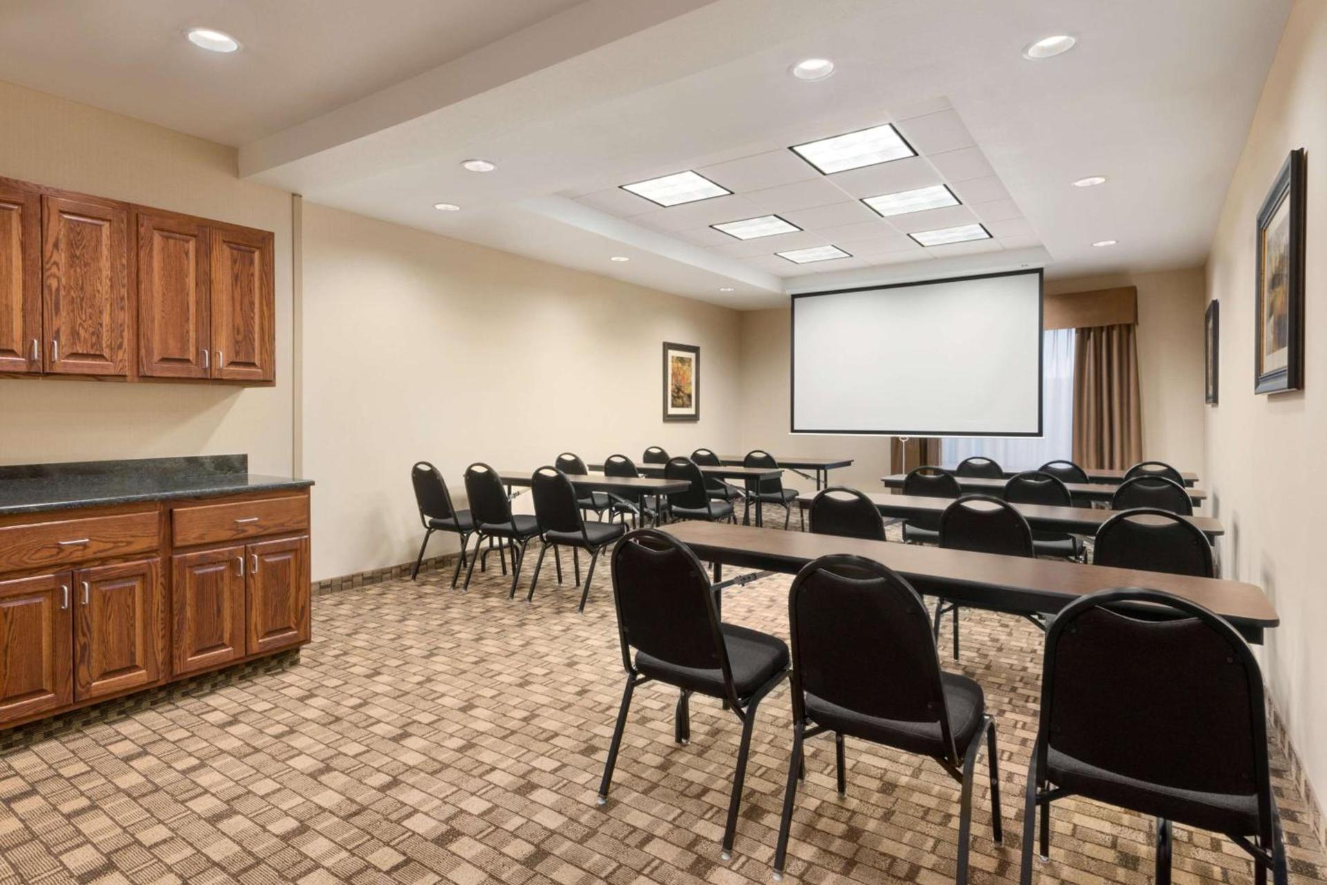 Hampton Inn Spearfish photo 21