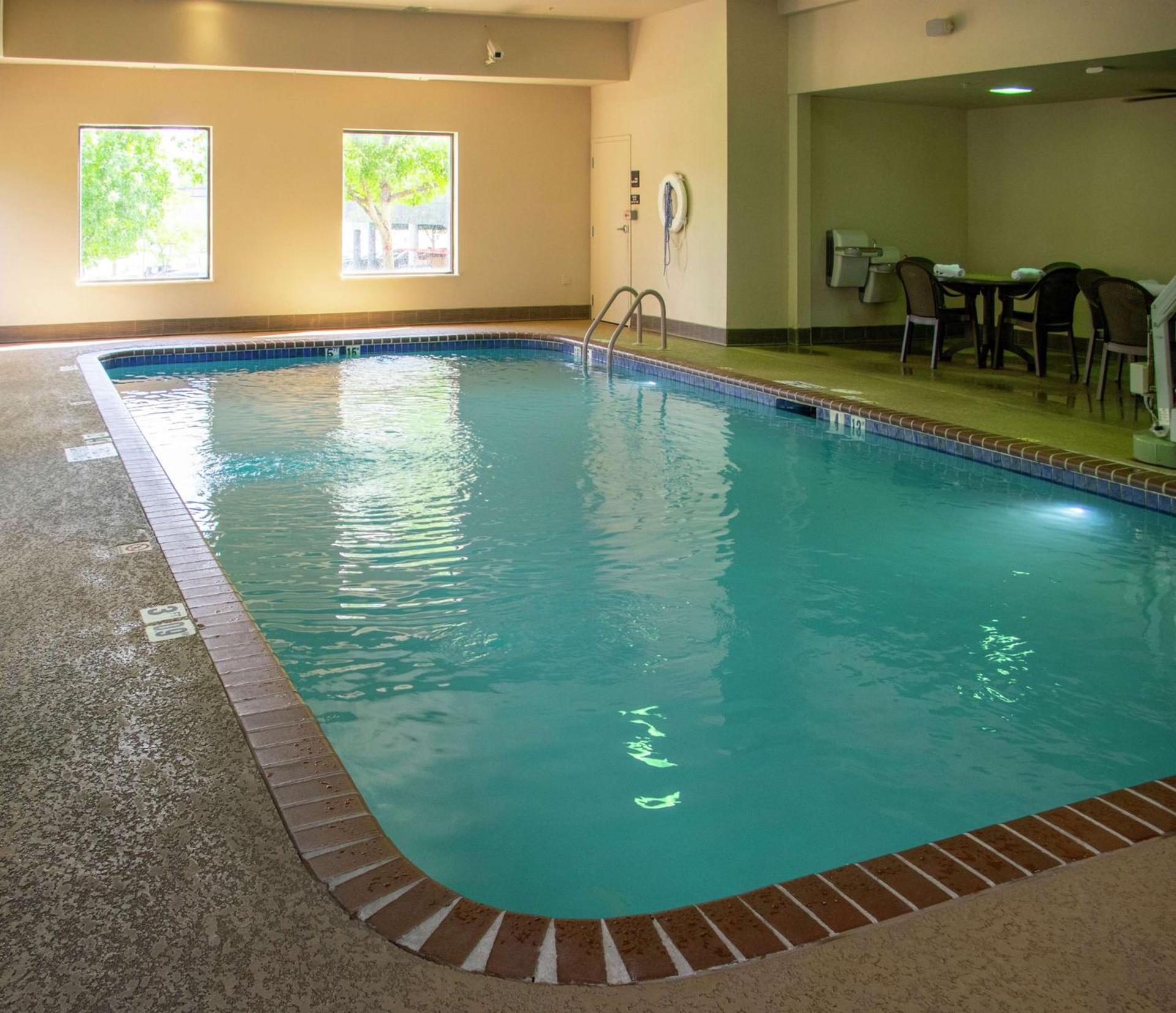 Hampton Inn St. Louis-Chesterfield photo 11