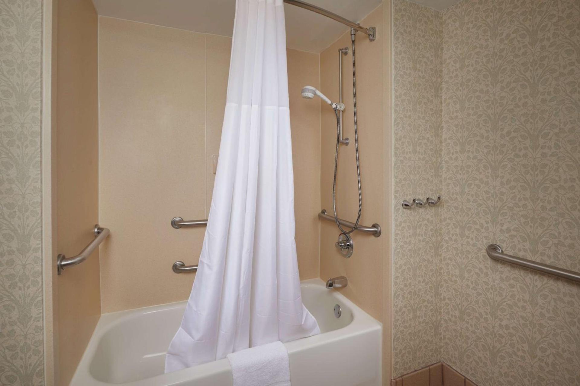 Hampton Inn Shrewsbury photo 11
