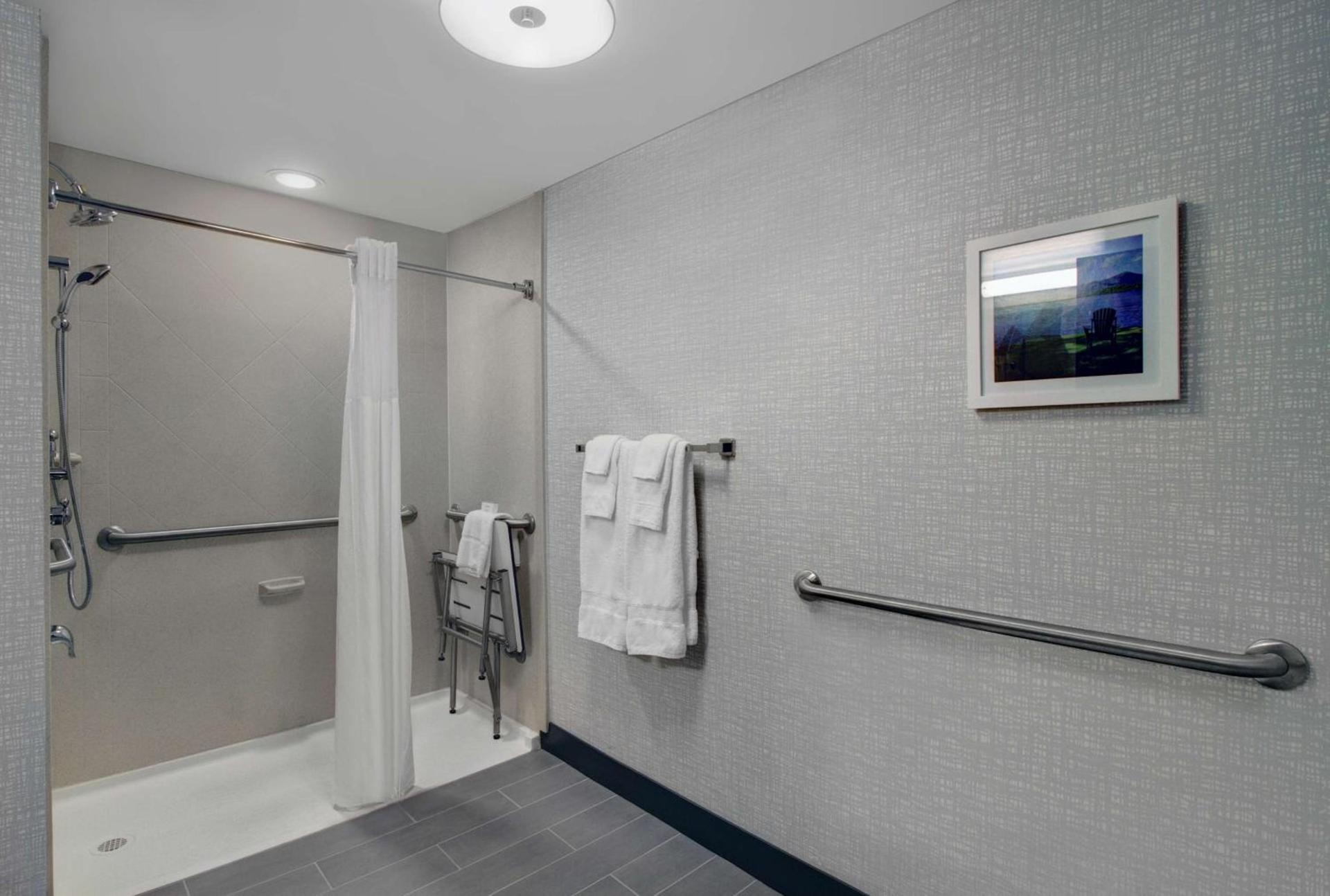 Hampton Inn & Suites by Hilton Syracuse Dewitt photo 15