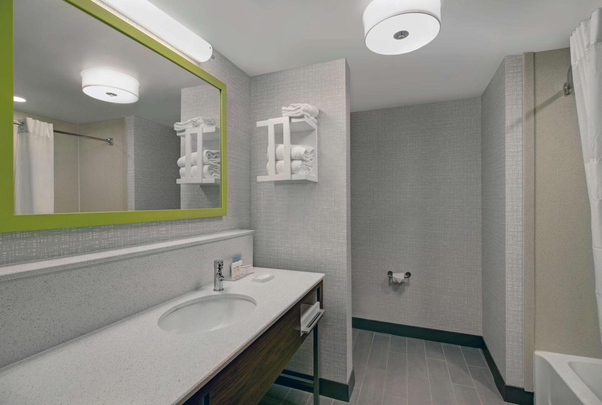Hampton Inn & Suites by Hilton Syracuse Dewitt photo 27
