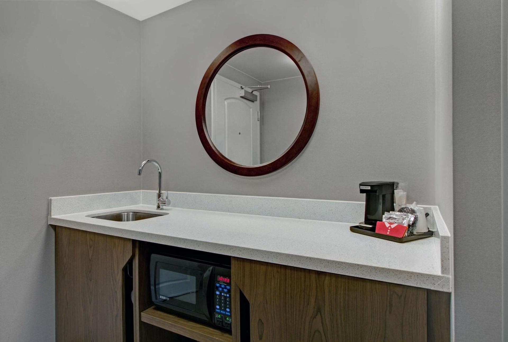 Hampton Inn & Suites by Hilton Syracuse Dewitt photo 31