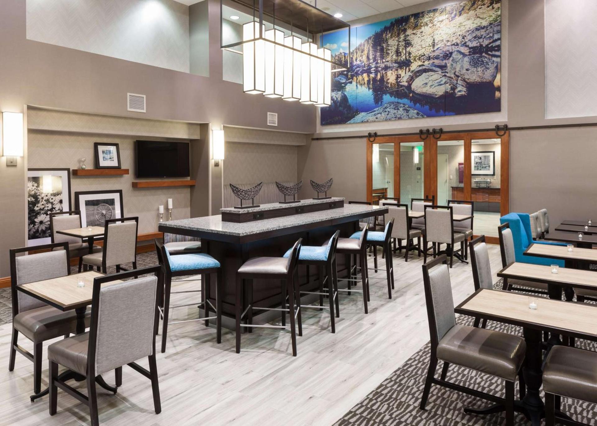 Hampton Inn & Suites Tulare photo 8
