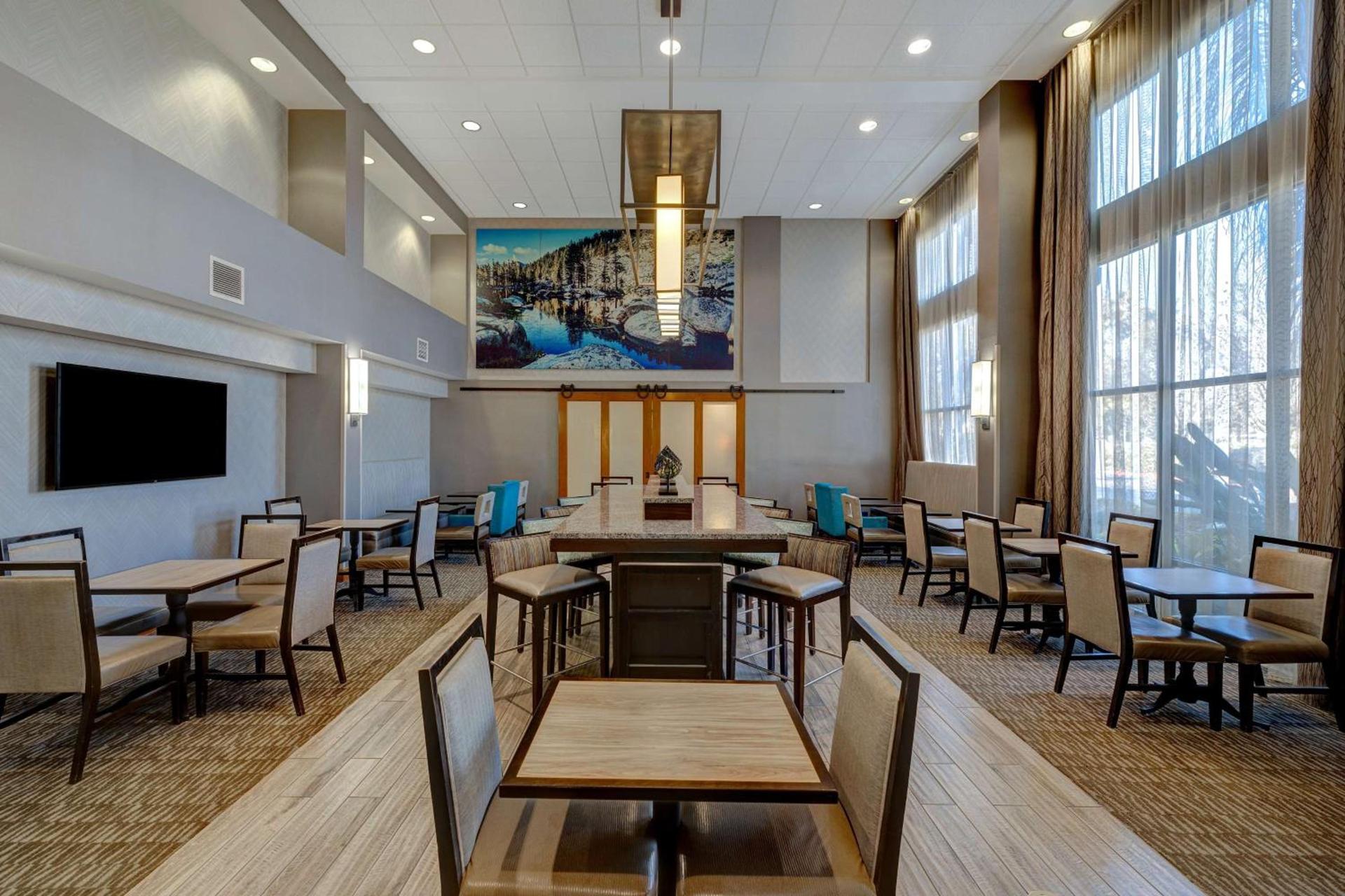 Hampton Inn & Suites Tulare photo 11