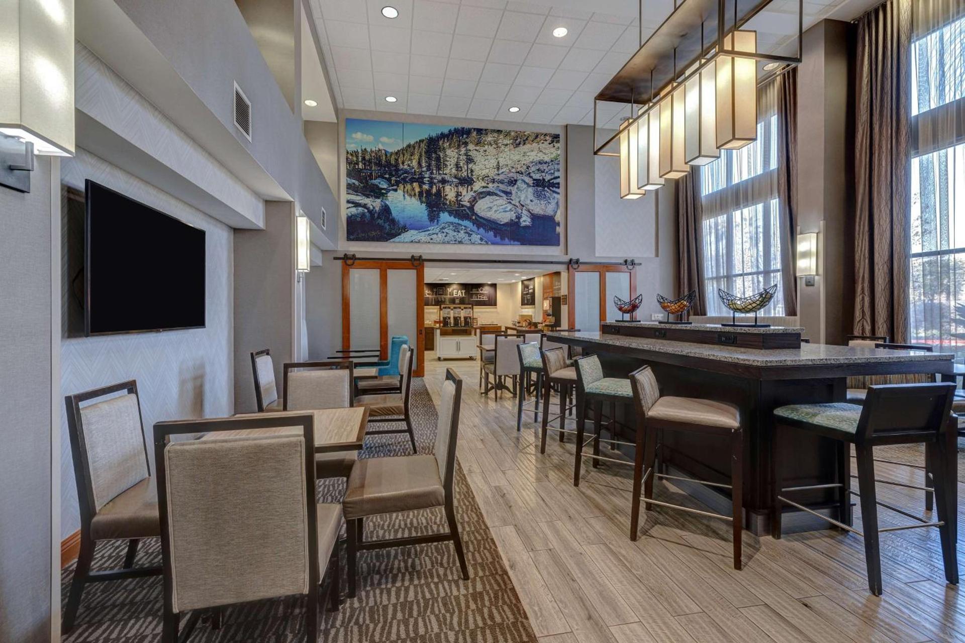 Hampton Inn & Suites Tulare photo 12