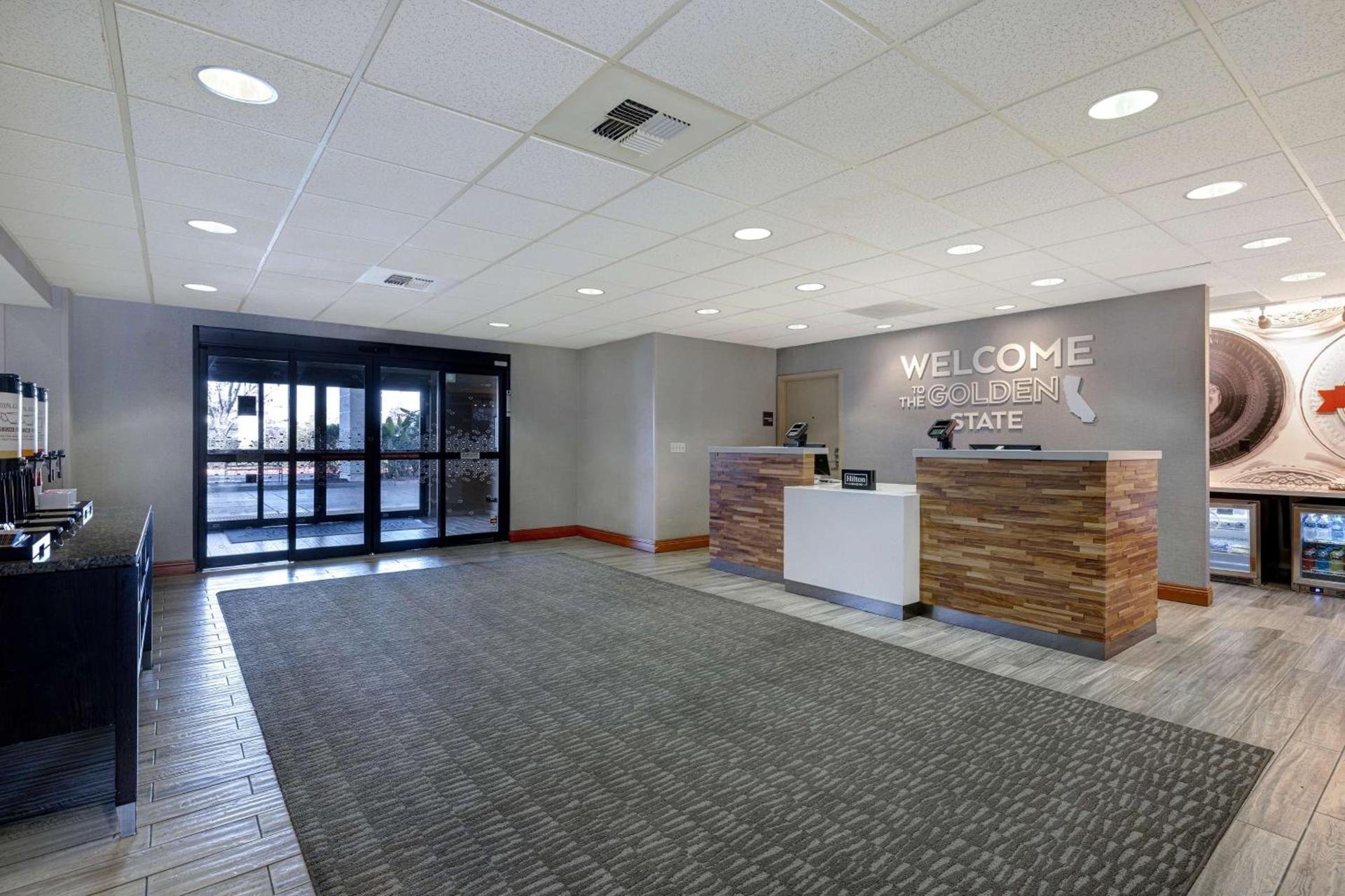 Hampton Inn & Suites Tulare photo 13