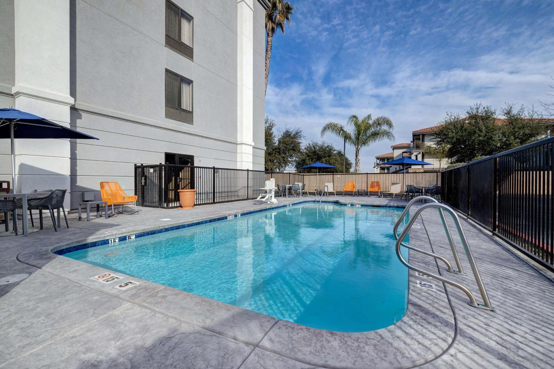 Hampton Inn & Suites Tulare photo 14