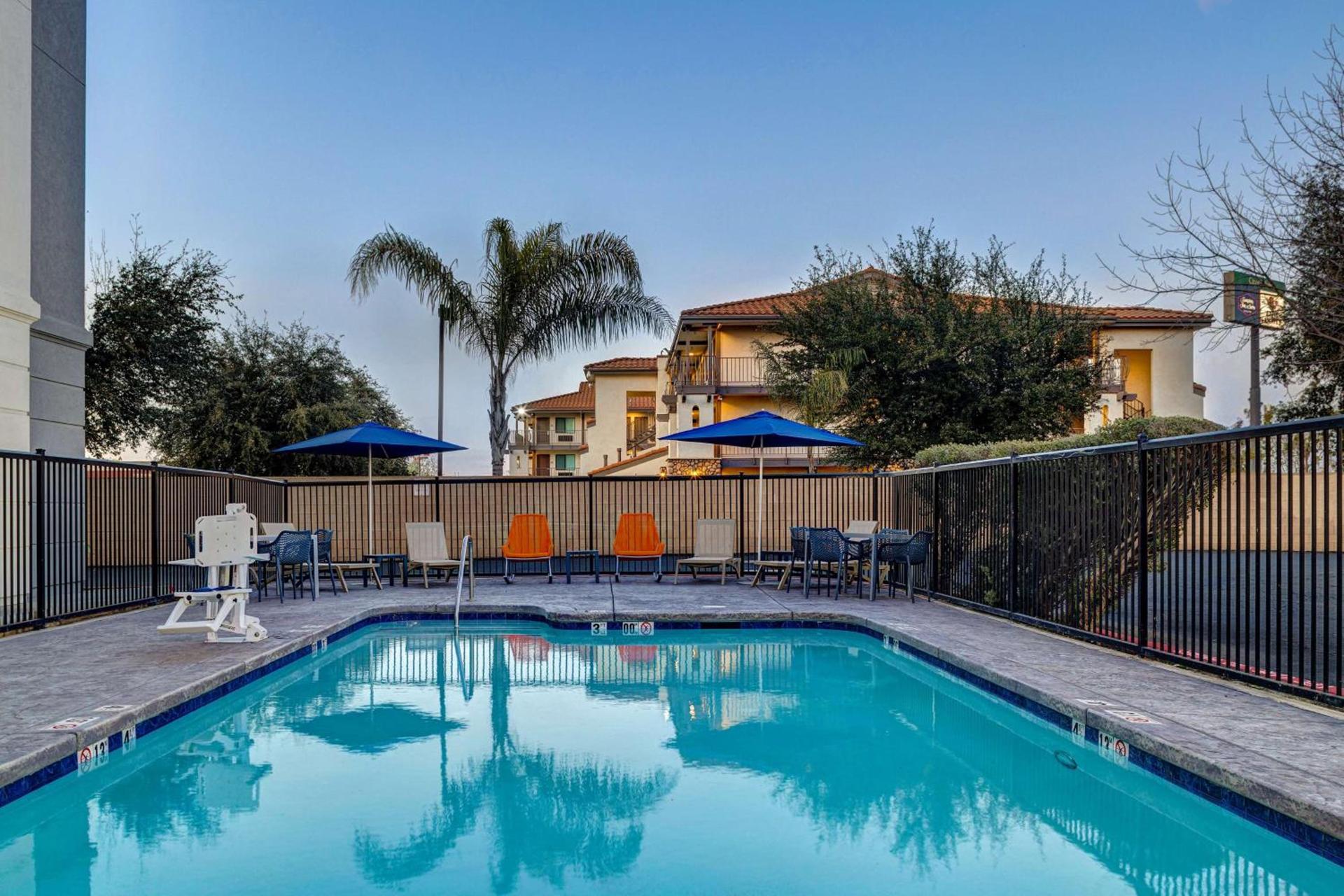 Hampton Inn & Suites Tulare photo 15