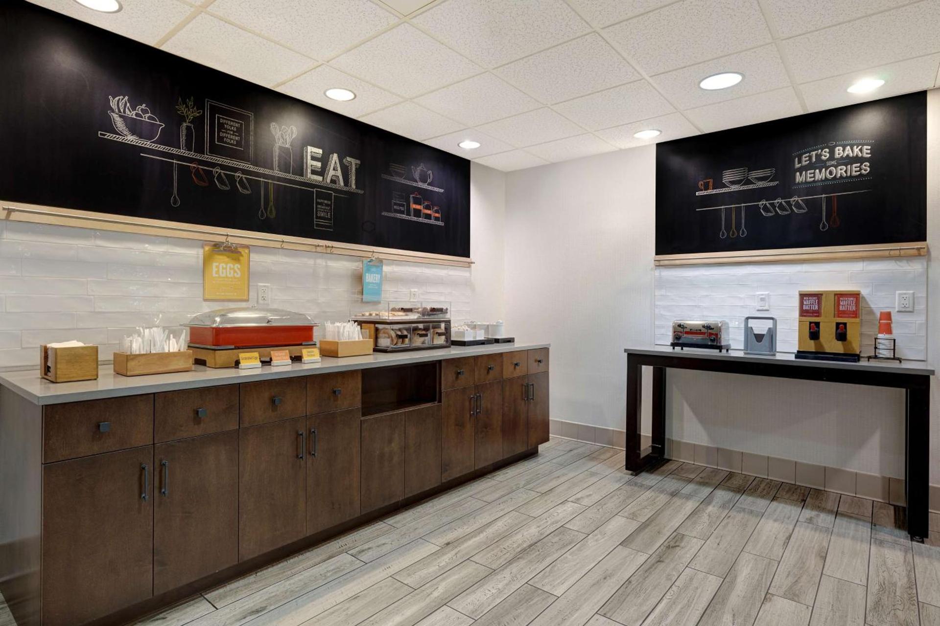 Hampton Inn & Suites Tulare photo 21