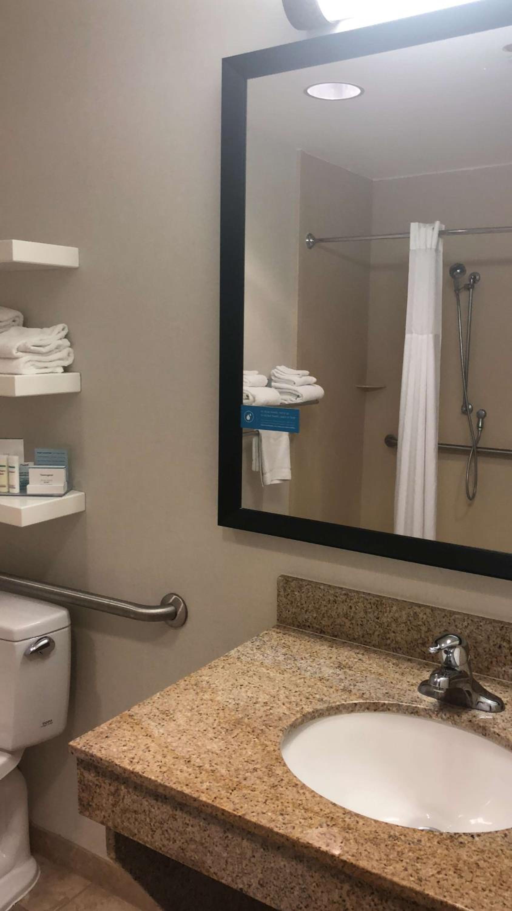 Hampton Inn & Suites Tulare photo 26