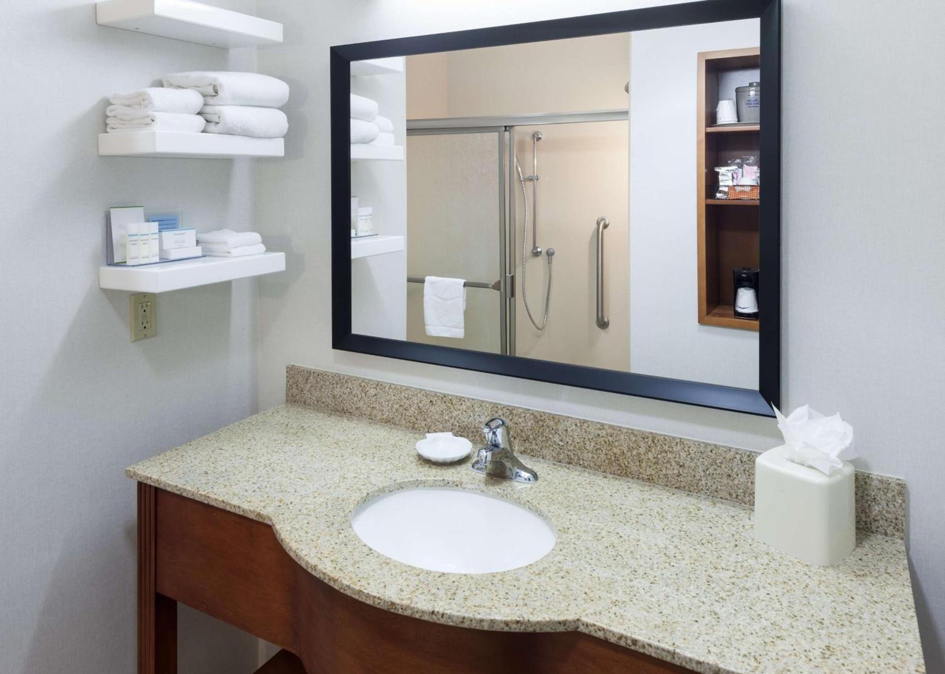 Hampton Inn & Suites Tulare photo 28