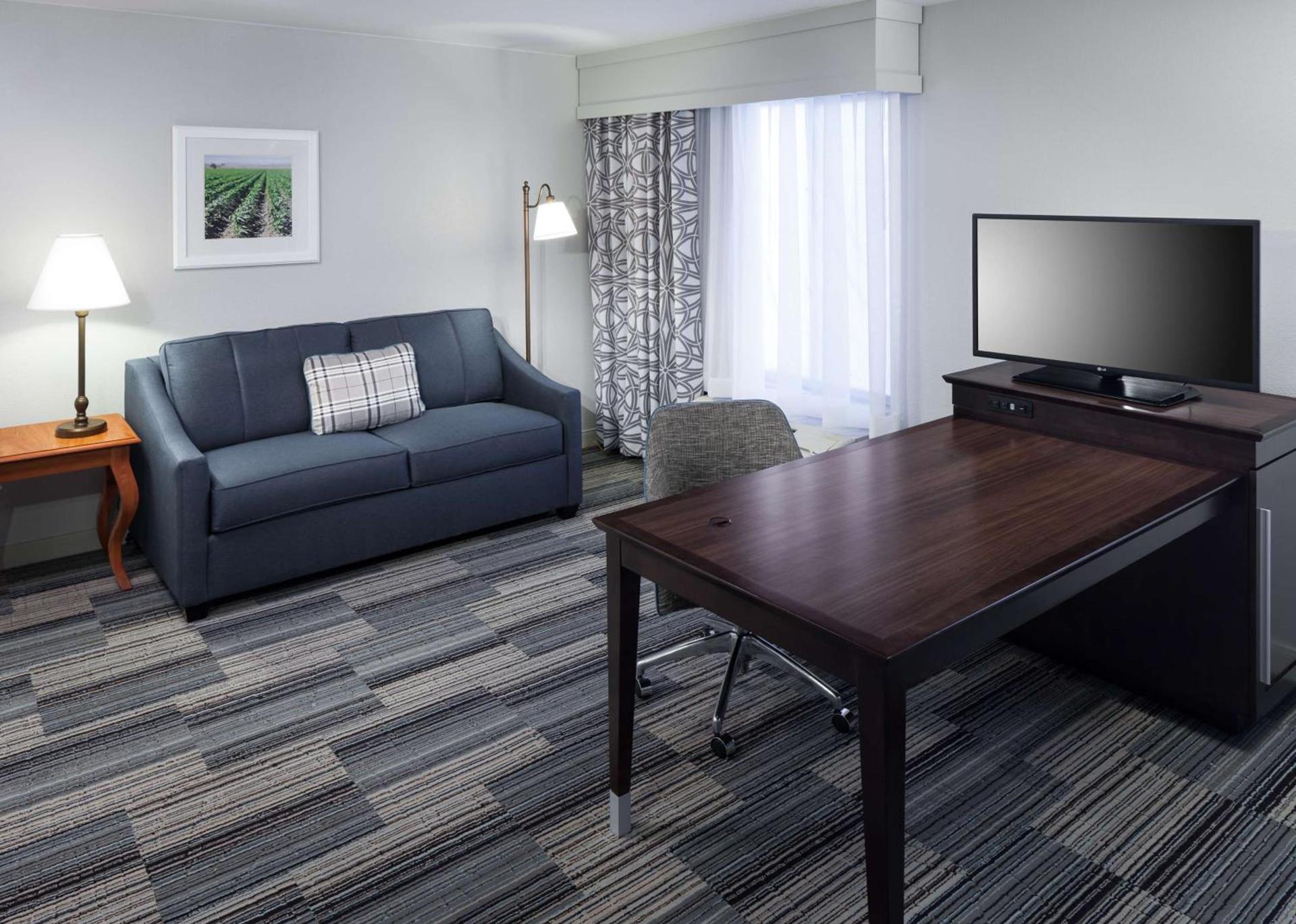 Hampton Inn & Suites Tulare photo 30