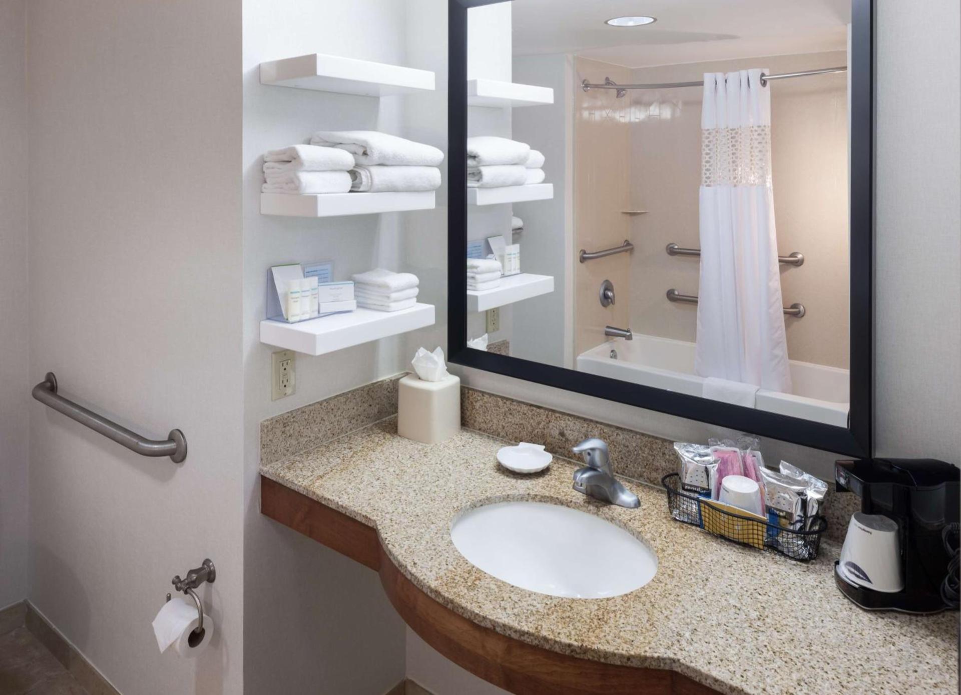 Hampton Inn & Suites Tulare photo 32